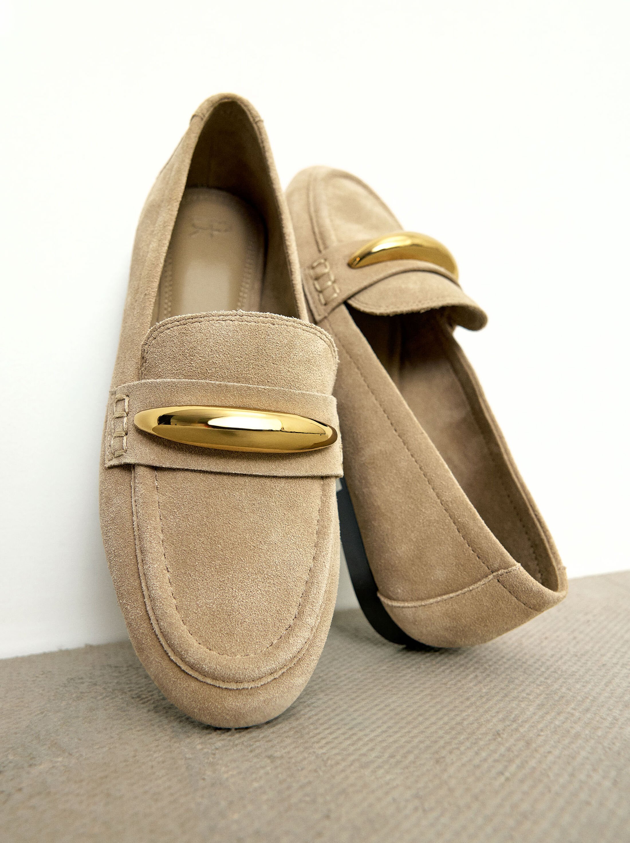 Mocassins de pele detalhe metálico image number 5.0