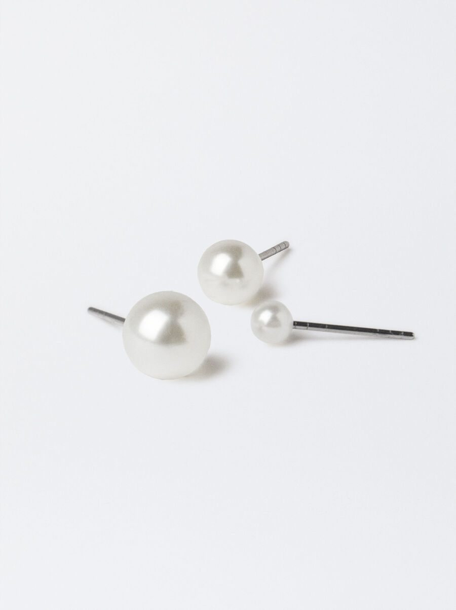 Set of faux pearl studs