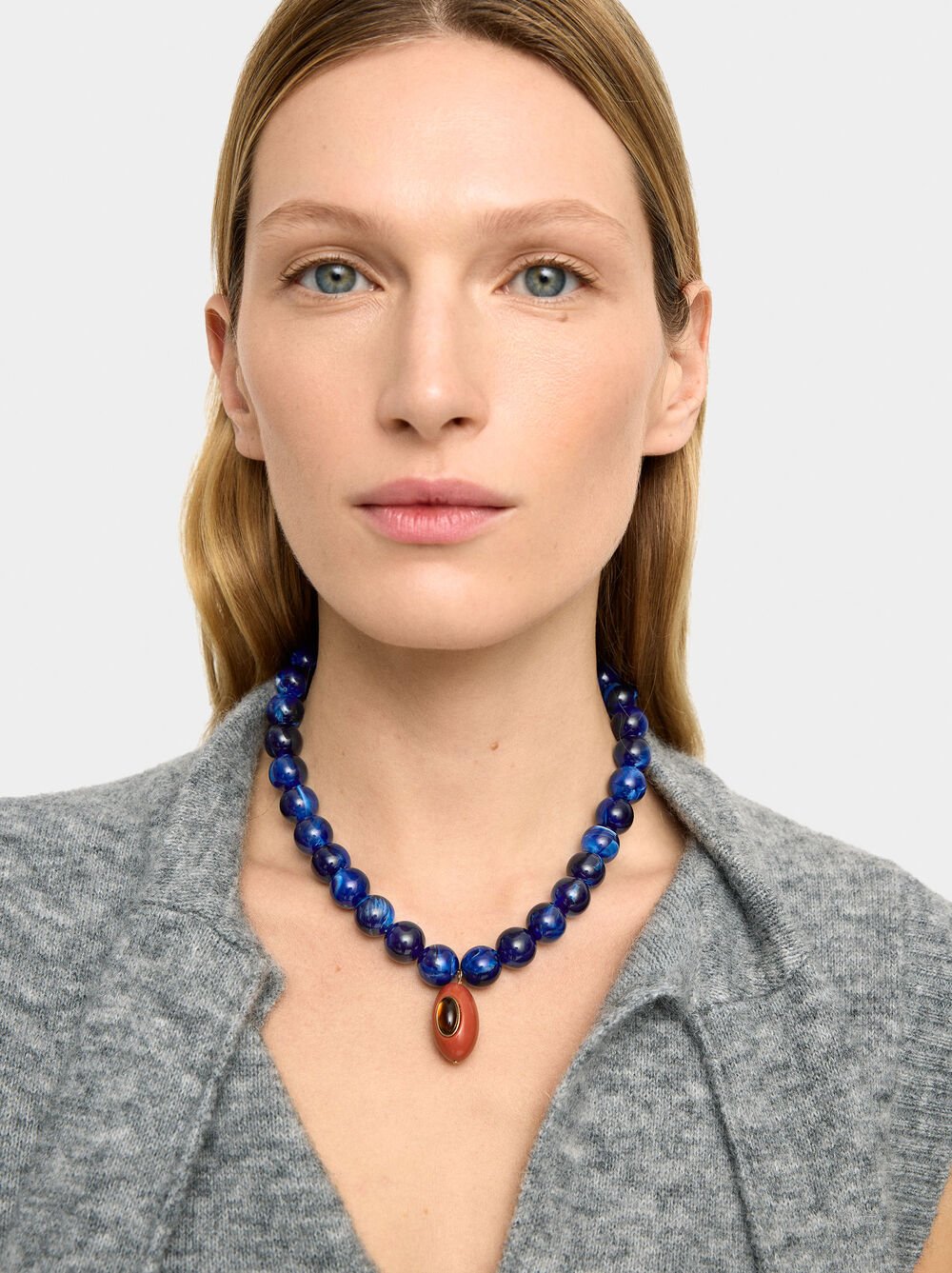 Collier court en perles avec pendentif