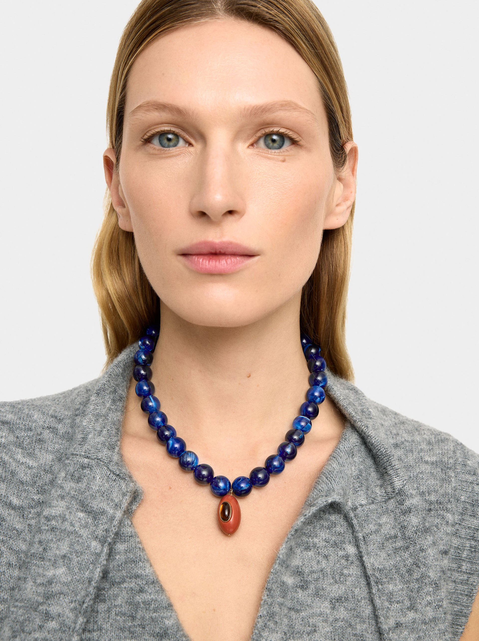 Short necklace of beads with pendant image number 0.0