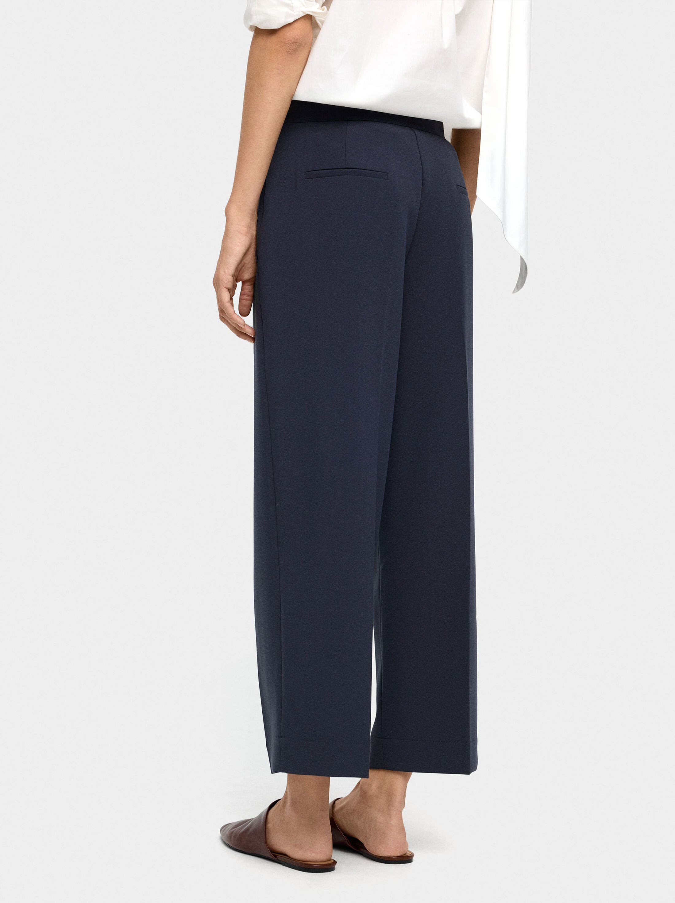 Fluid trousers with pockets image number 3.0