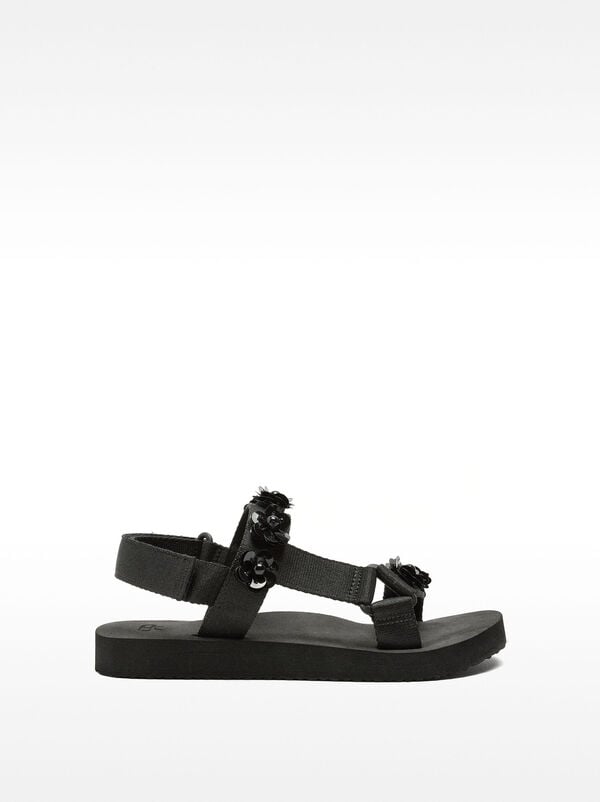 Flat sandals with floral detail