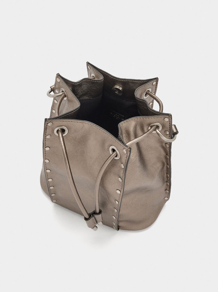 Bolso bombonera con tachuelas