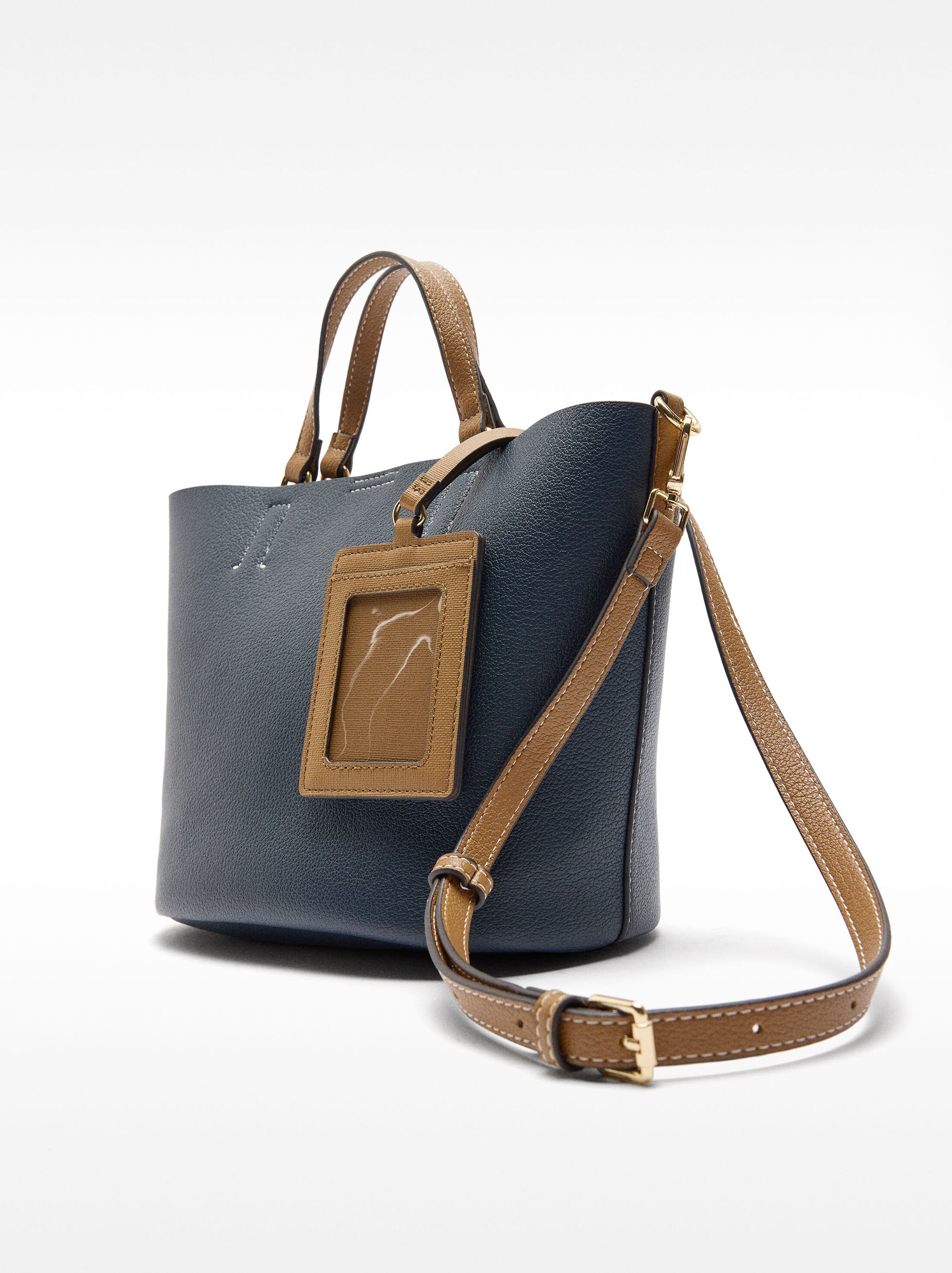 Tote bag with charm image number 4.0