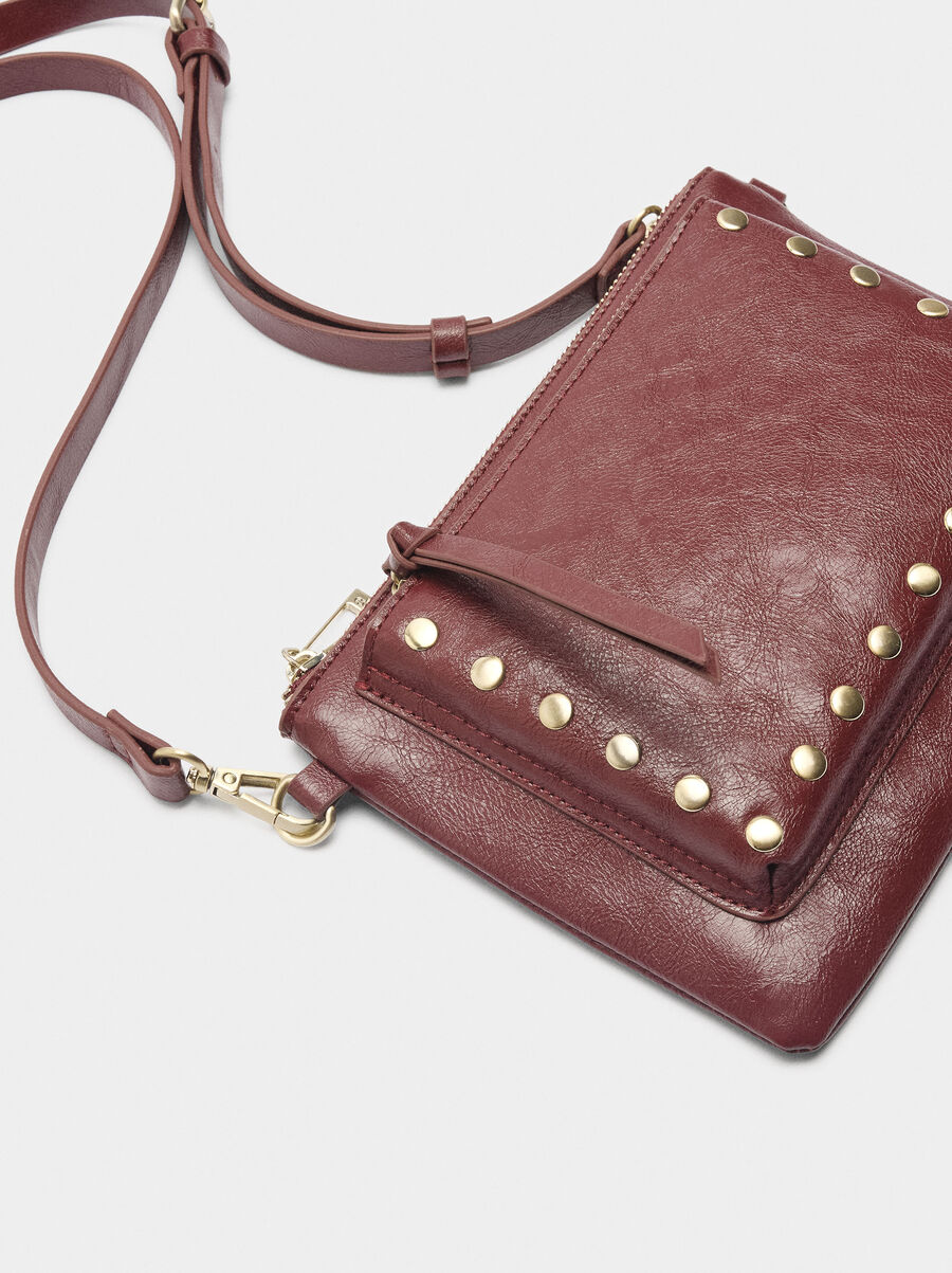 Bolso bandolera con tachuelas