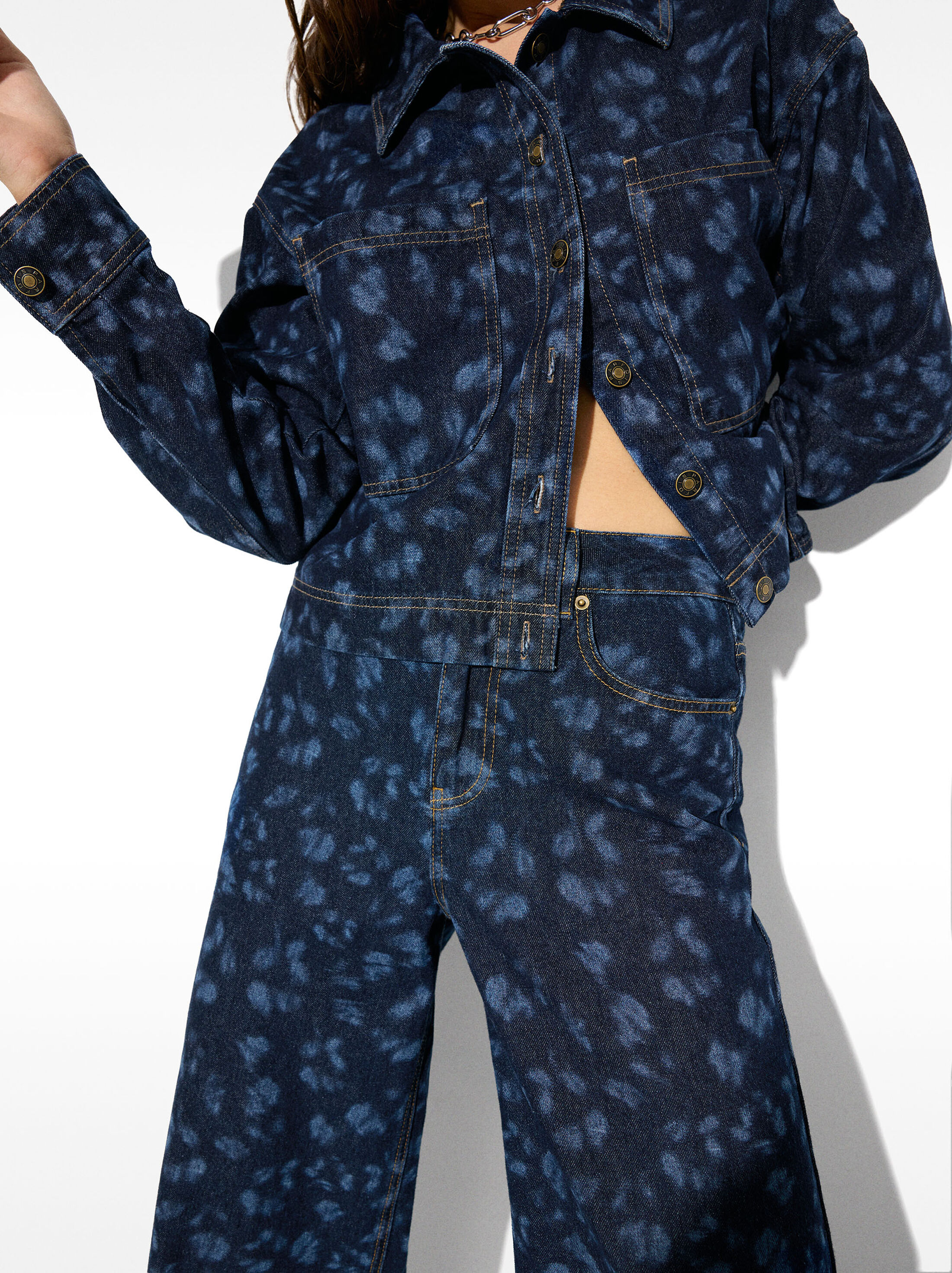 Printed denim pants image number 4.0