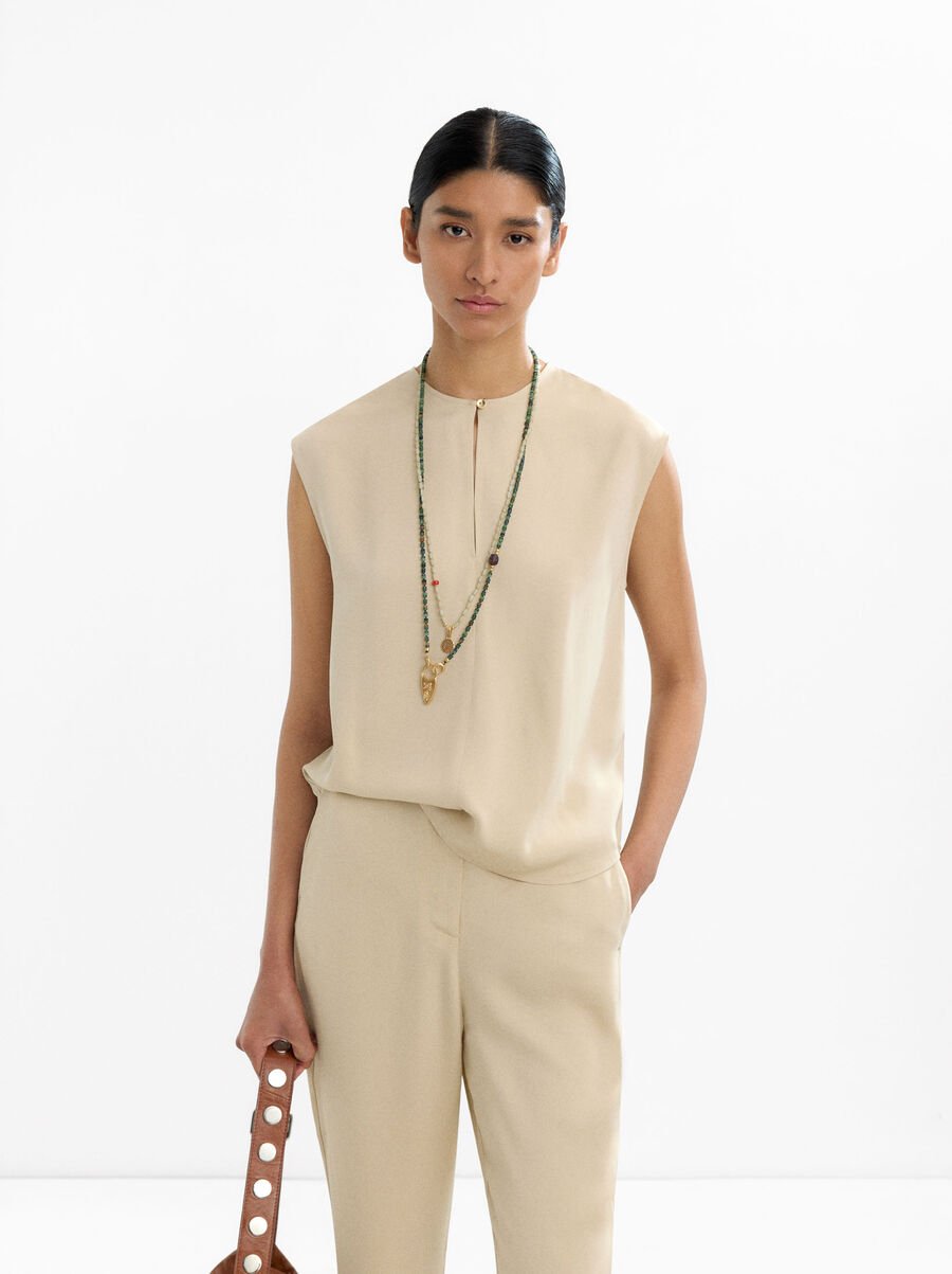 Plain top with button