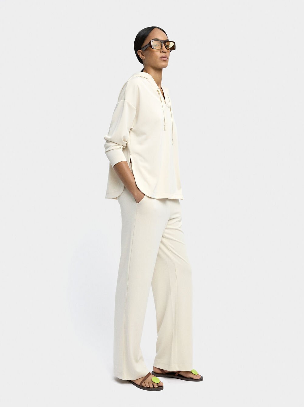 Fluid trousers with elastic waist