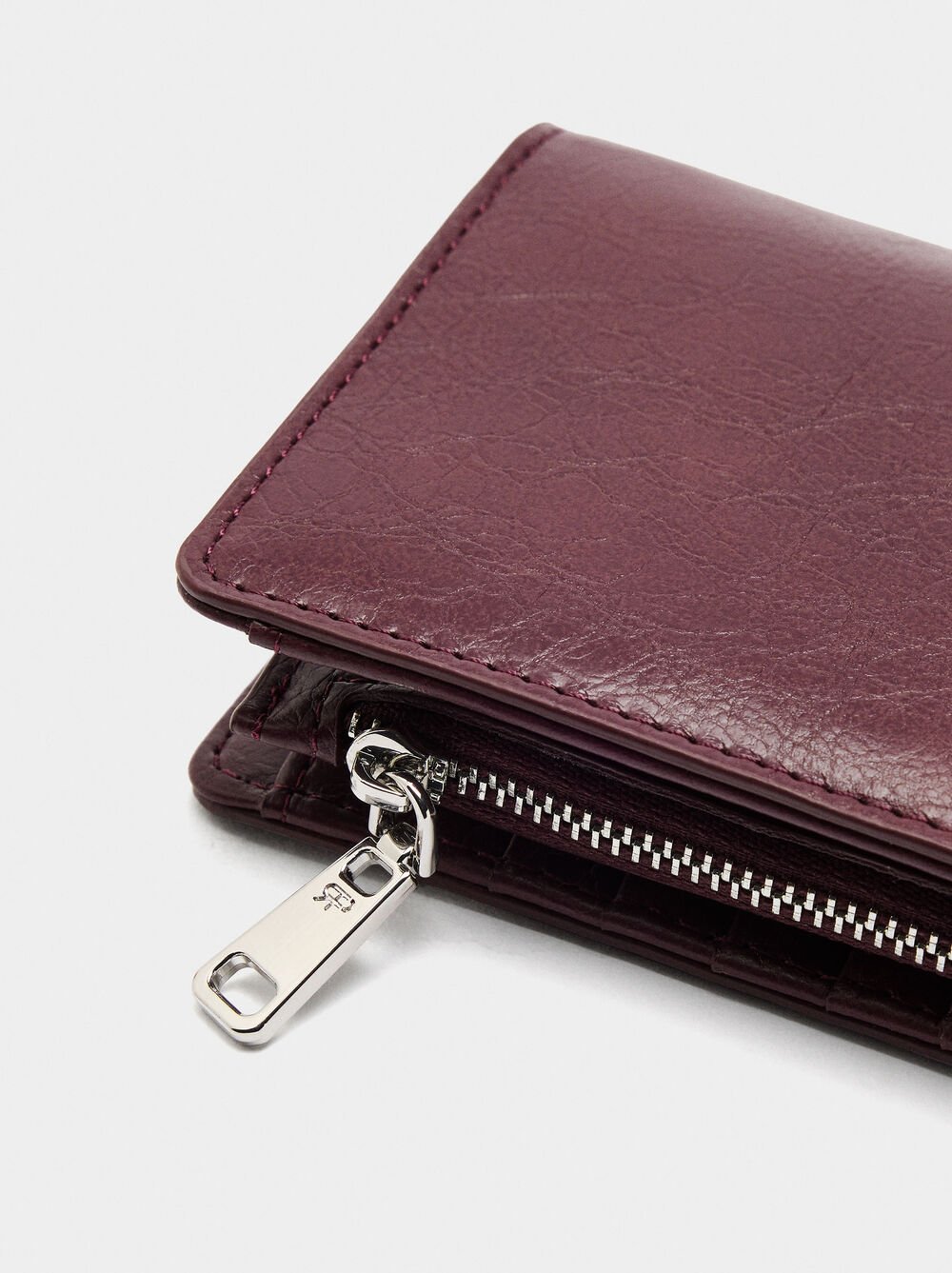 Plain wallet with cracked effect XL