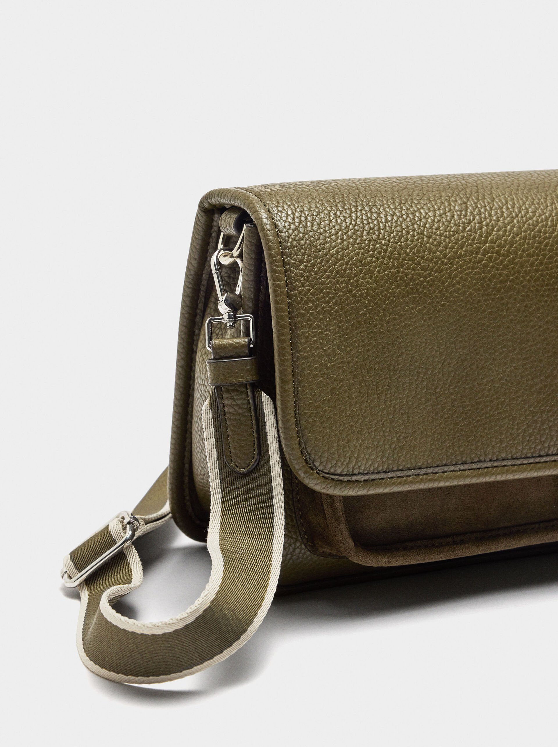 Bolso bandolera con textura y solapa image number 1.0
