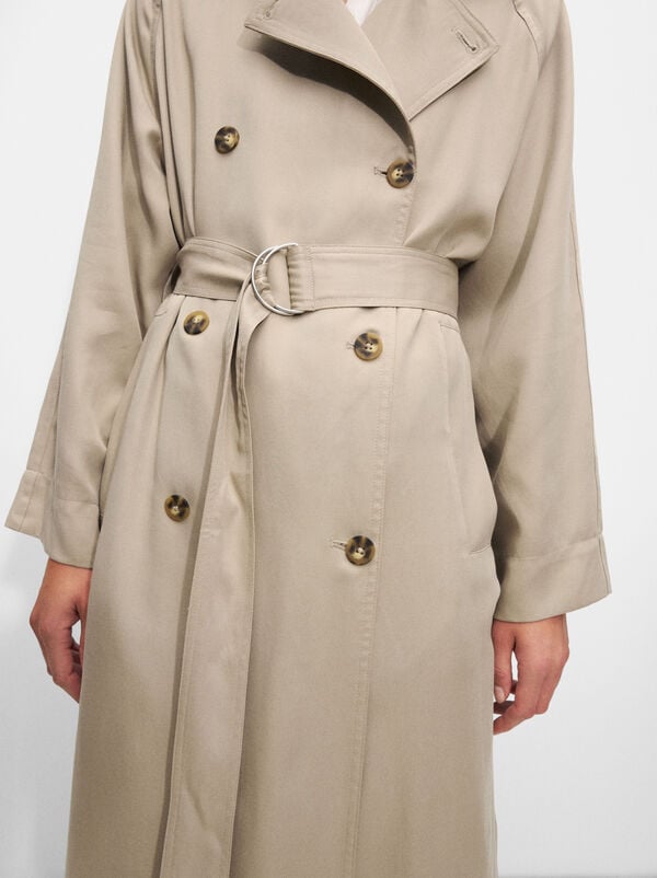 Trench coat with pockets