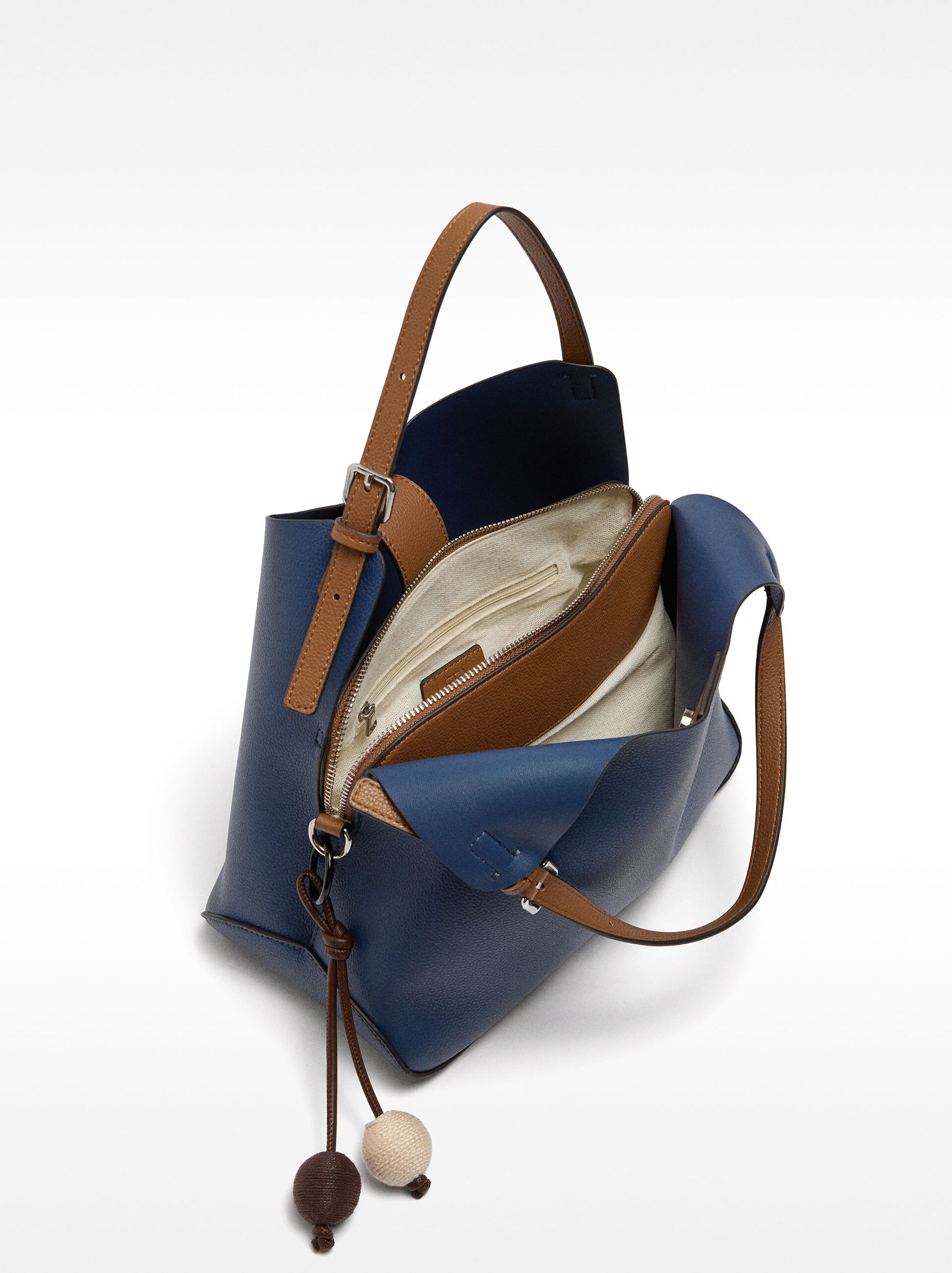 Bolso de mano con colgante image number 3.0