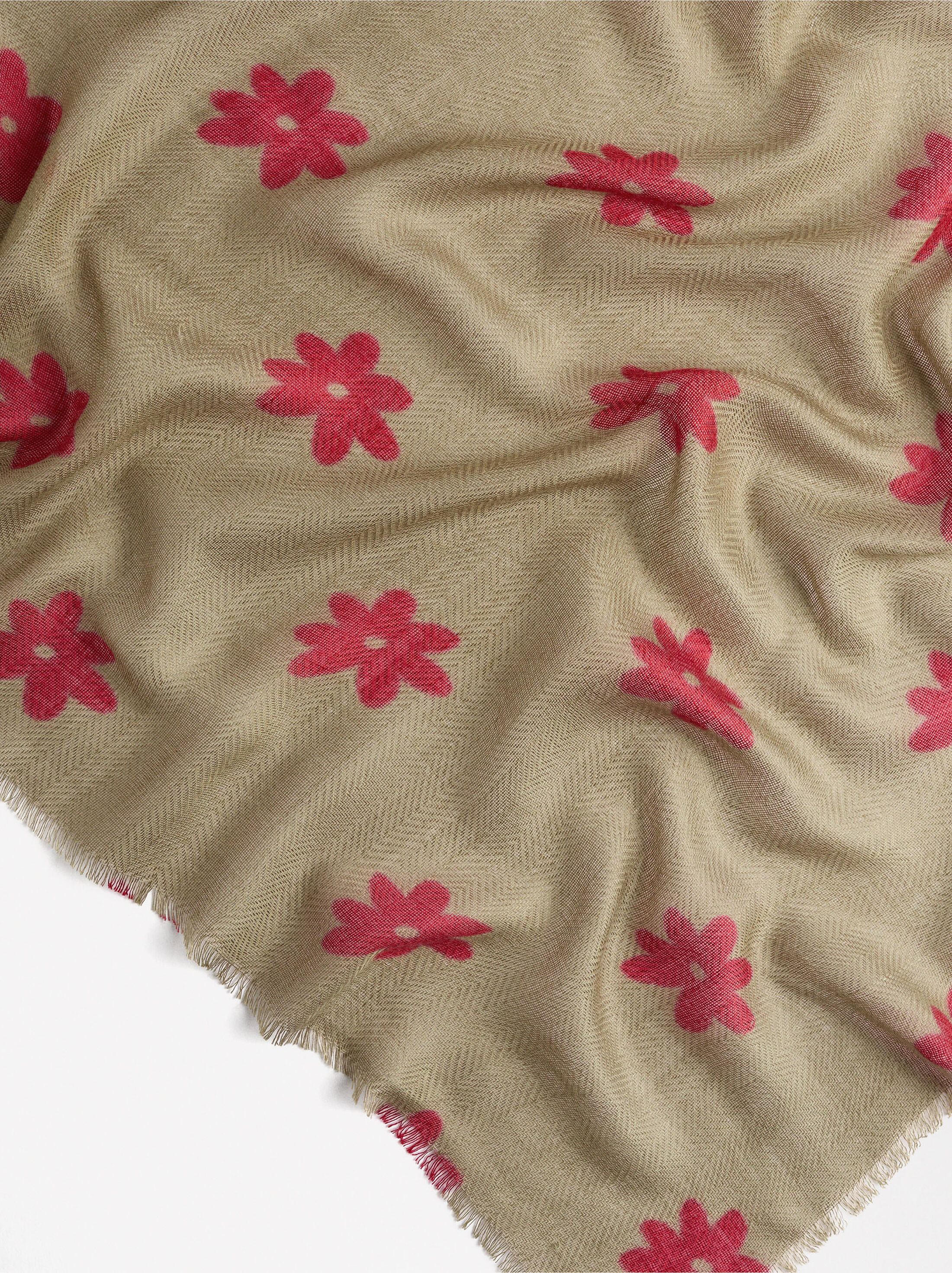 Pañuelo de lana con estampado floral image number 1.0
