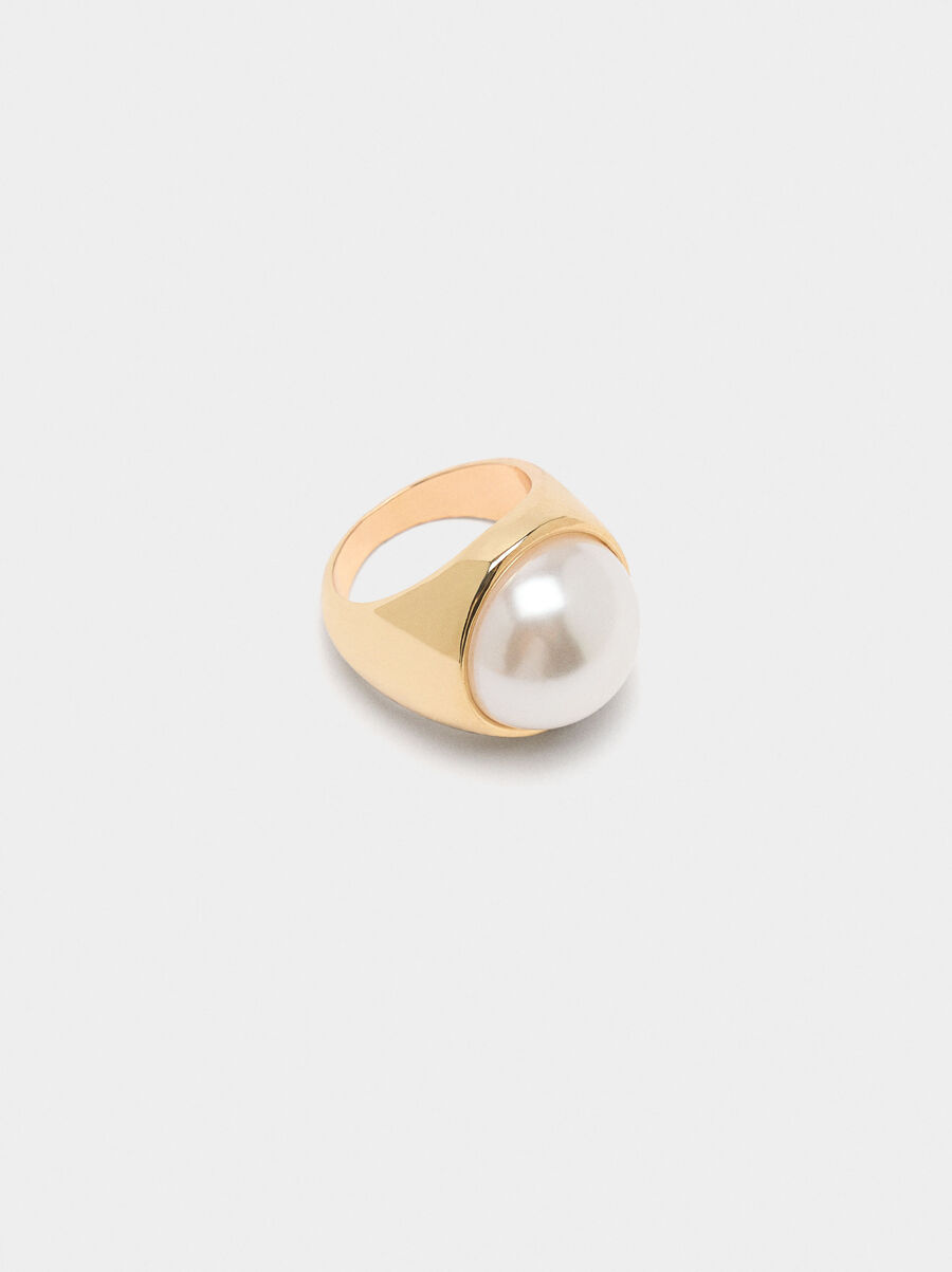 Ring with pearl