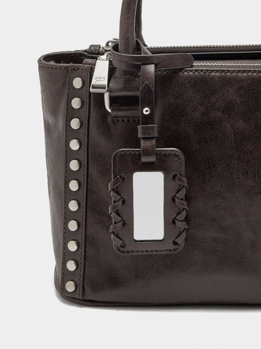 Bolso tote con tachuelas