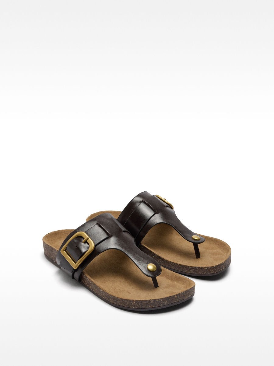 Flat leather sandals with buckle