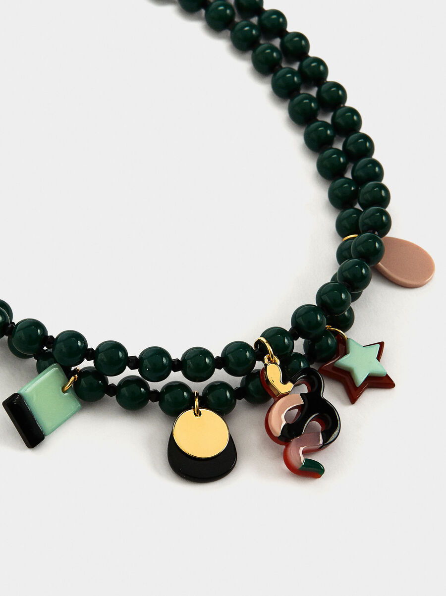 Collar corto de cuentas con charms