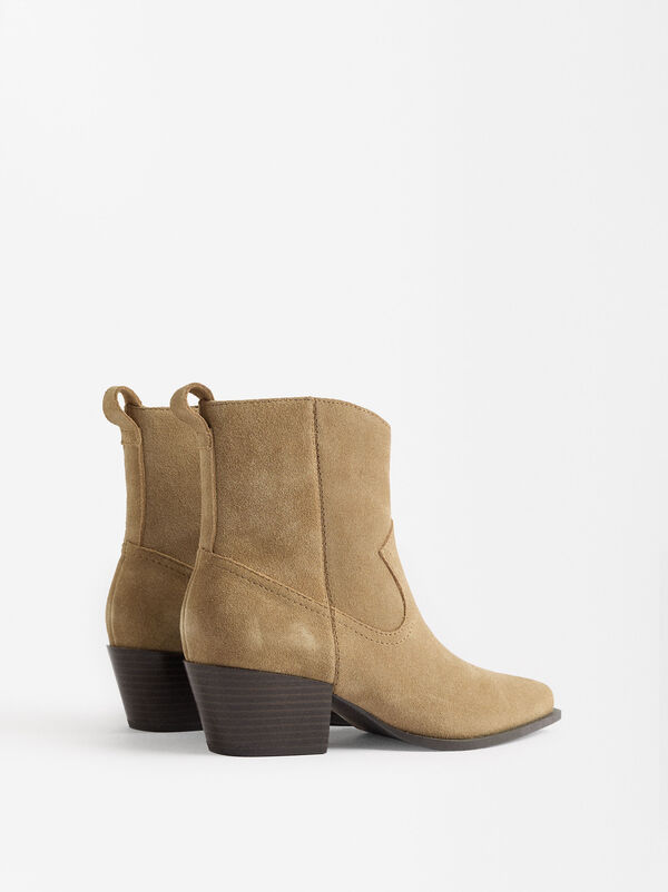 Cowboy leather ankle boots with stitching