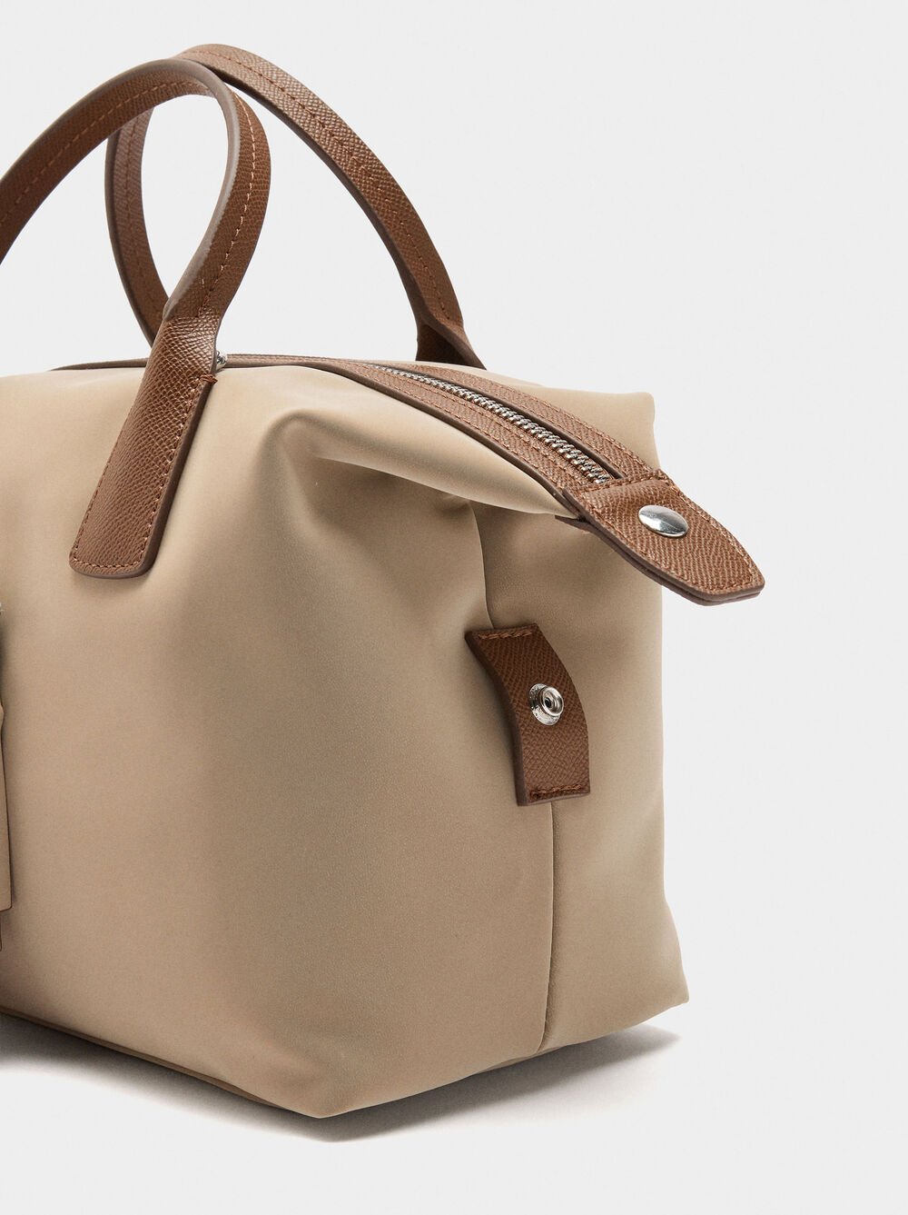 Borsa tote con texture morbida con penduro