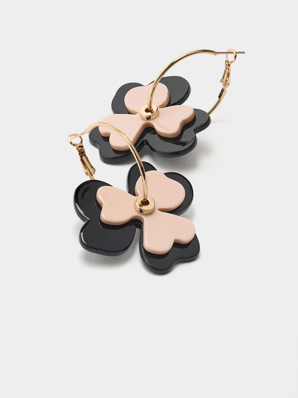 Hoop earrings with resin flowers