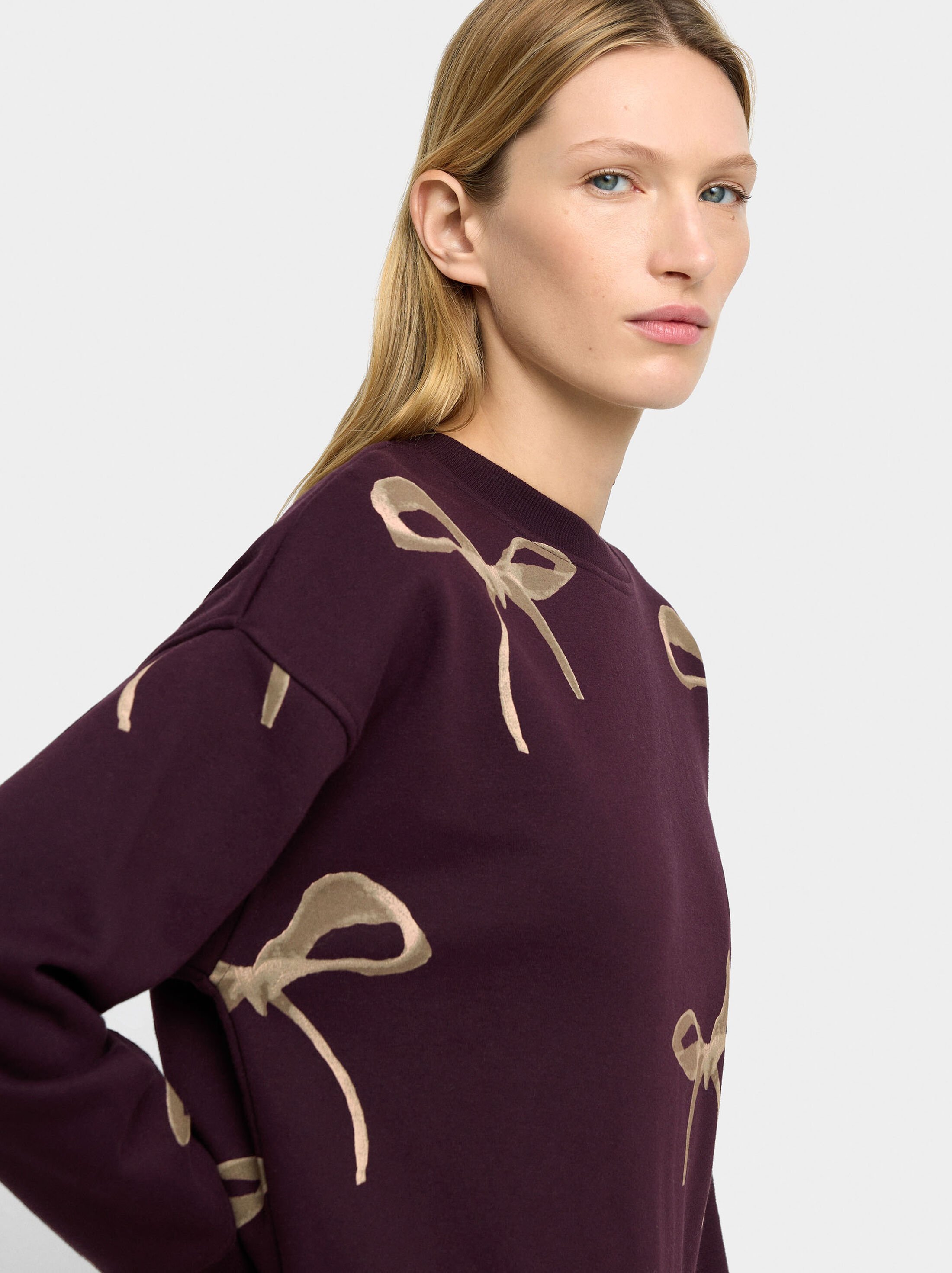 Sweatshirt with printed bows image number 2.0