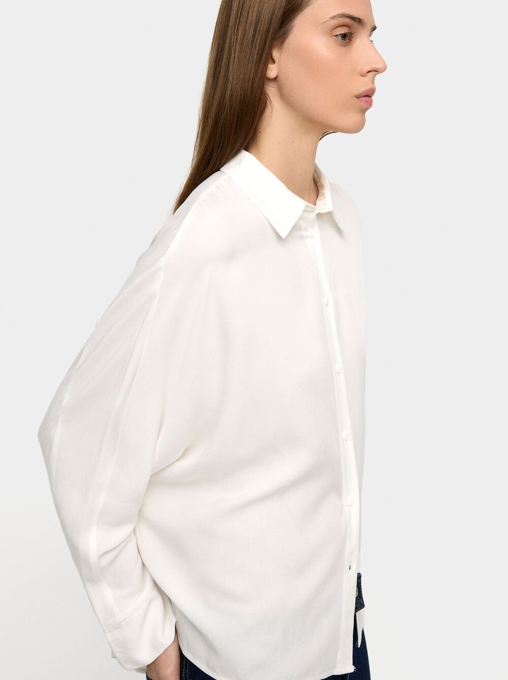 Shirt with long sleeves in a fluid fabric