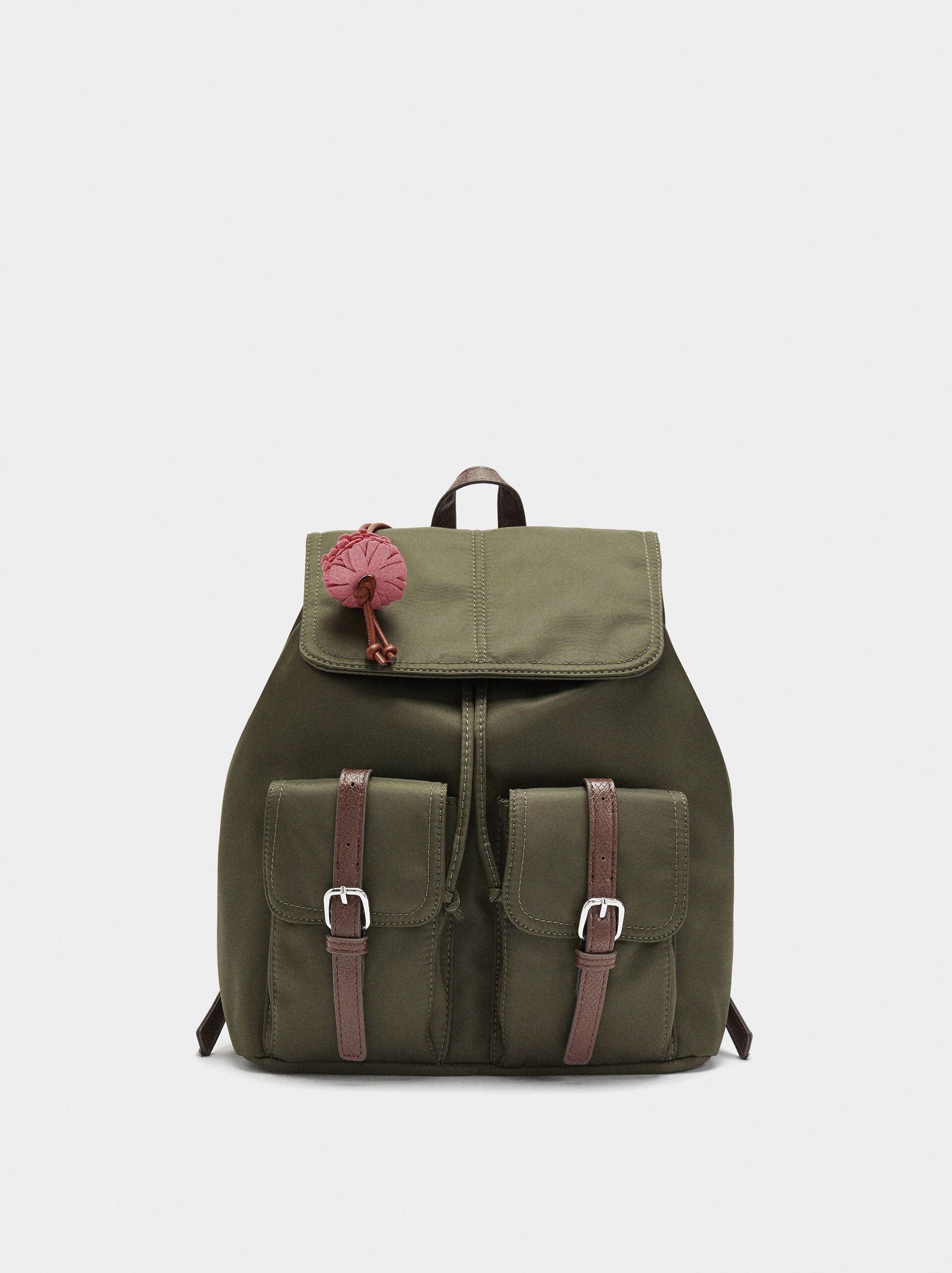 Mochila de nylon con colgante image number 0.0