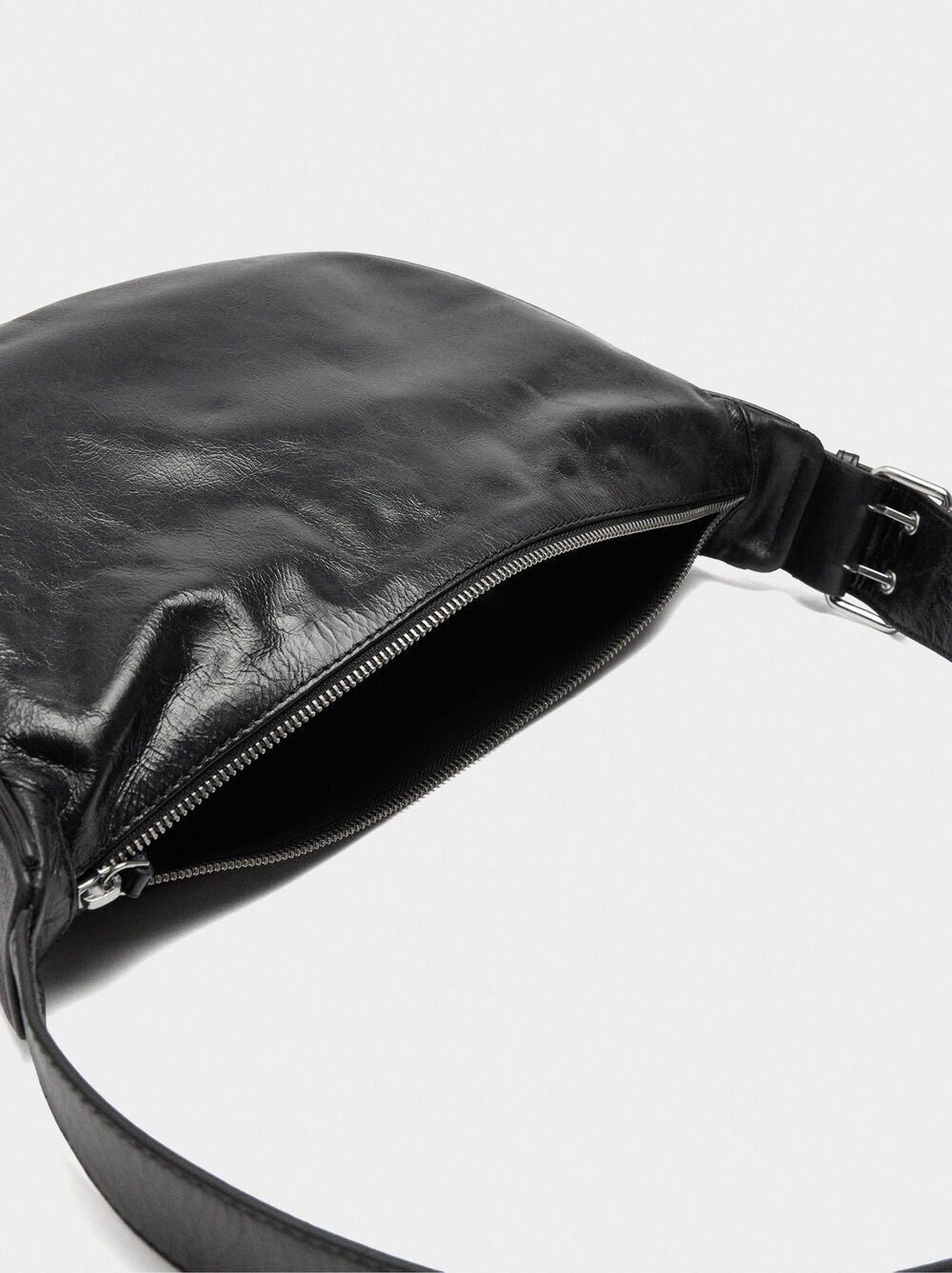 Bolso hobo de piel con tachuelas