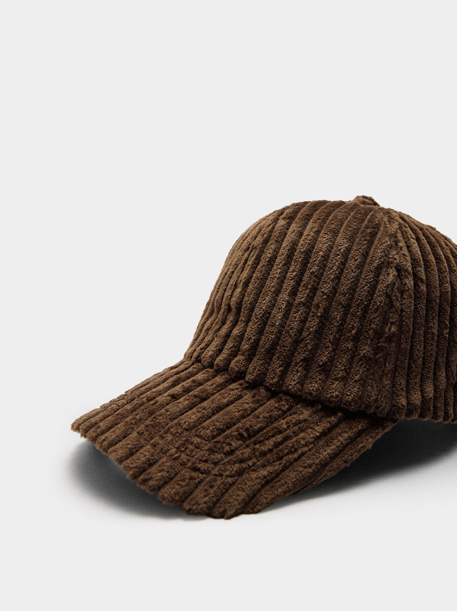 Gorra canalada de terciopelo