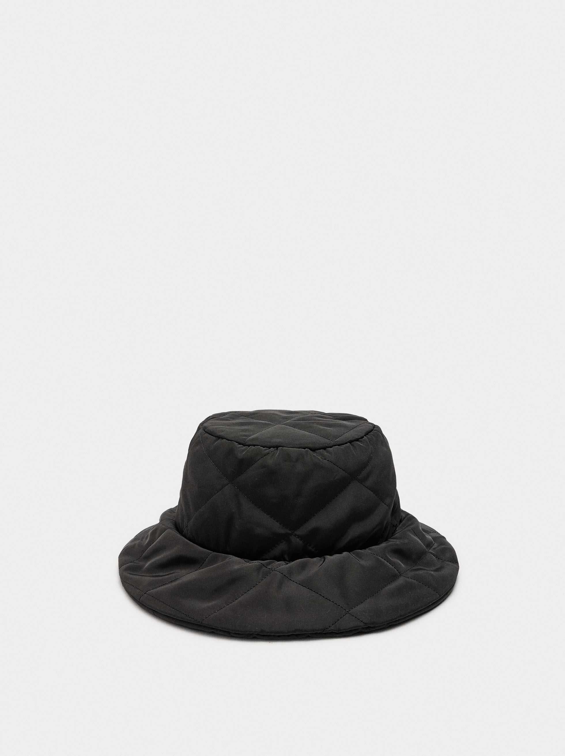 Nylon padded bucket hat Black | Parfois Portugal