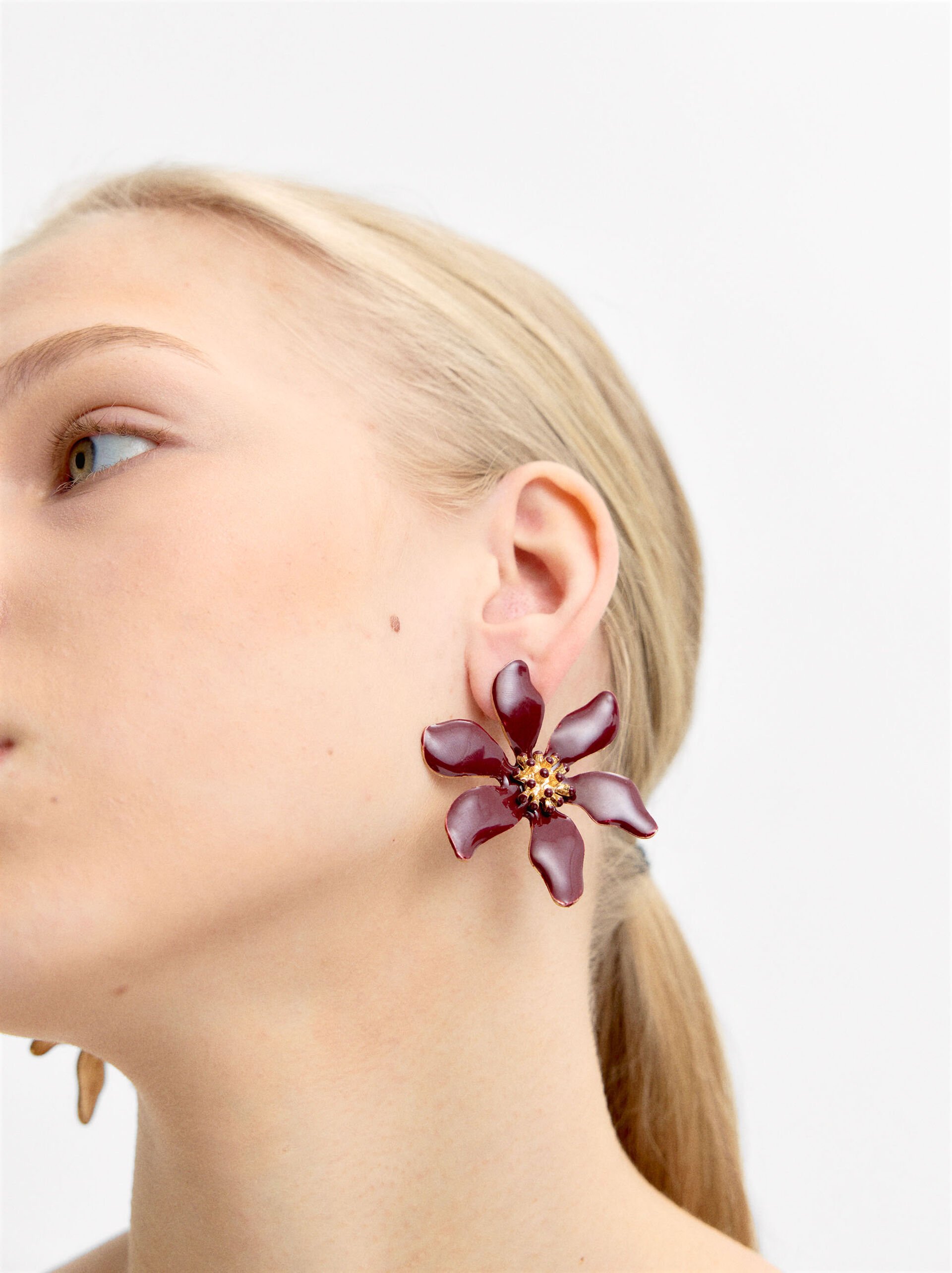 Maxi flower hoop earrings image number 1.0