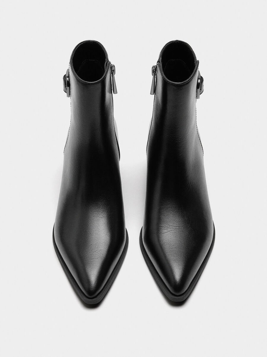 Botines de piel con hebilla