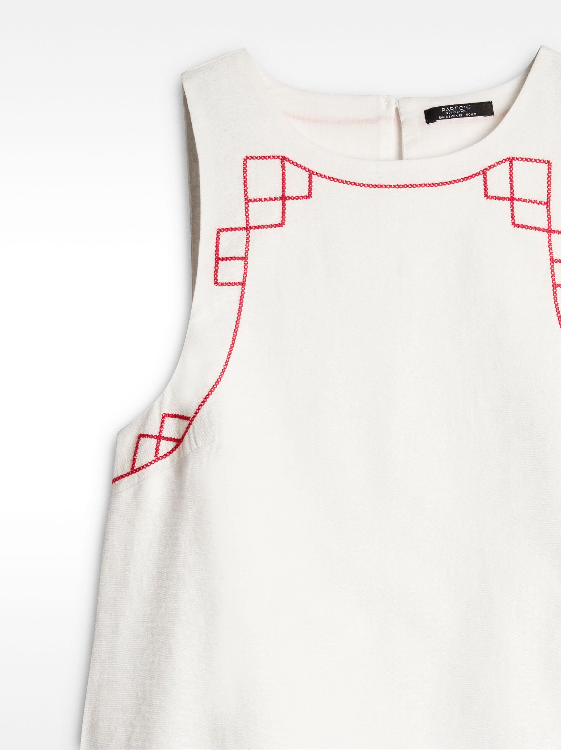 Vestido corto con bordados image number 6.0