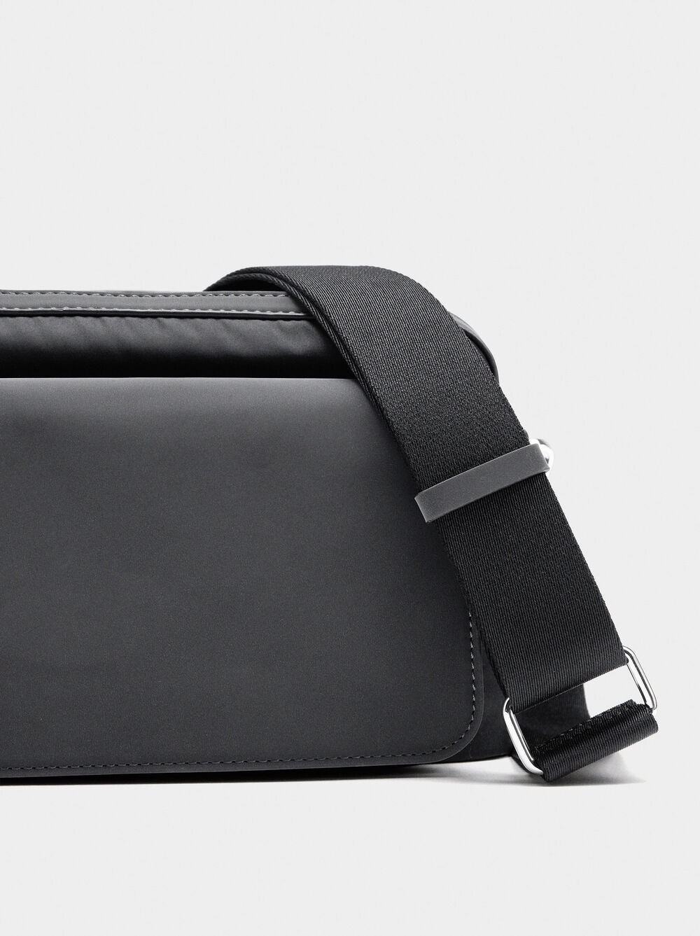 Umhängetasche aus Nylon mit Klappe