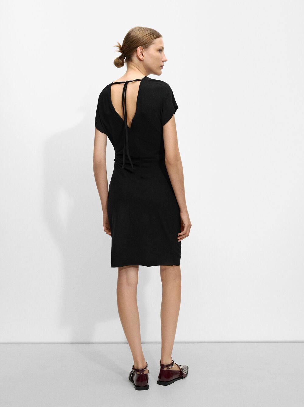 Vestido corto con detalle lateral