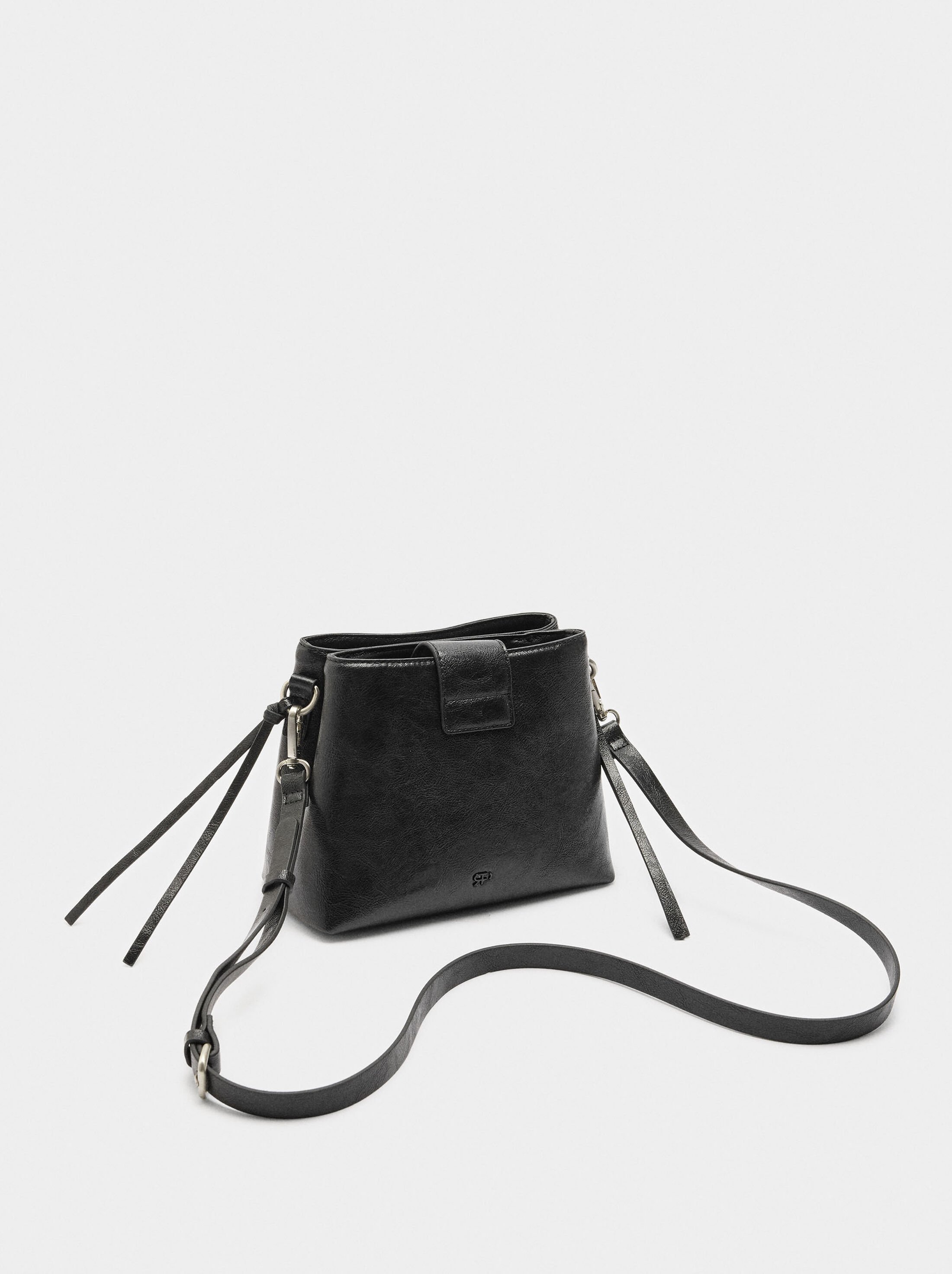 Tote bag with metallic hoop earrings image number 2.0