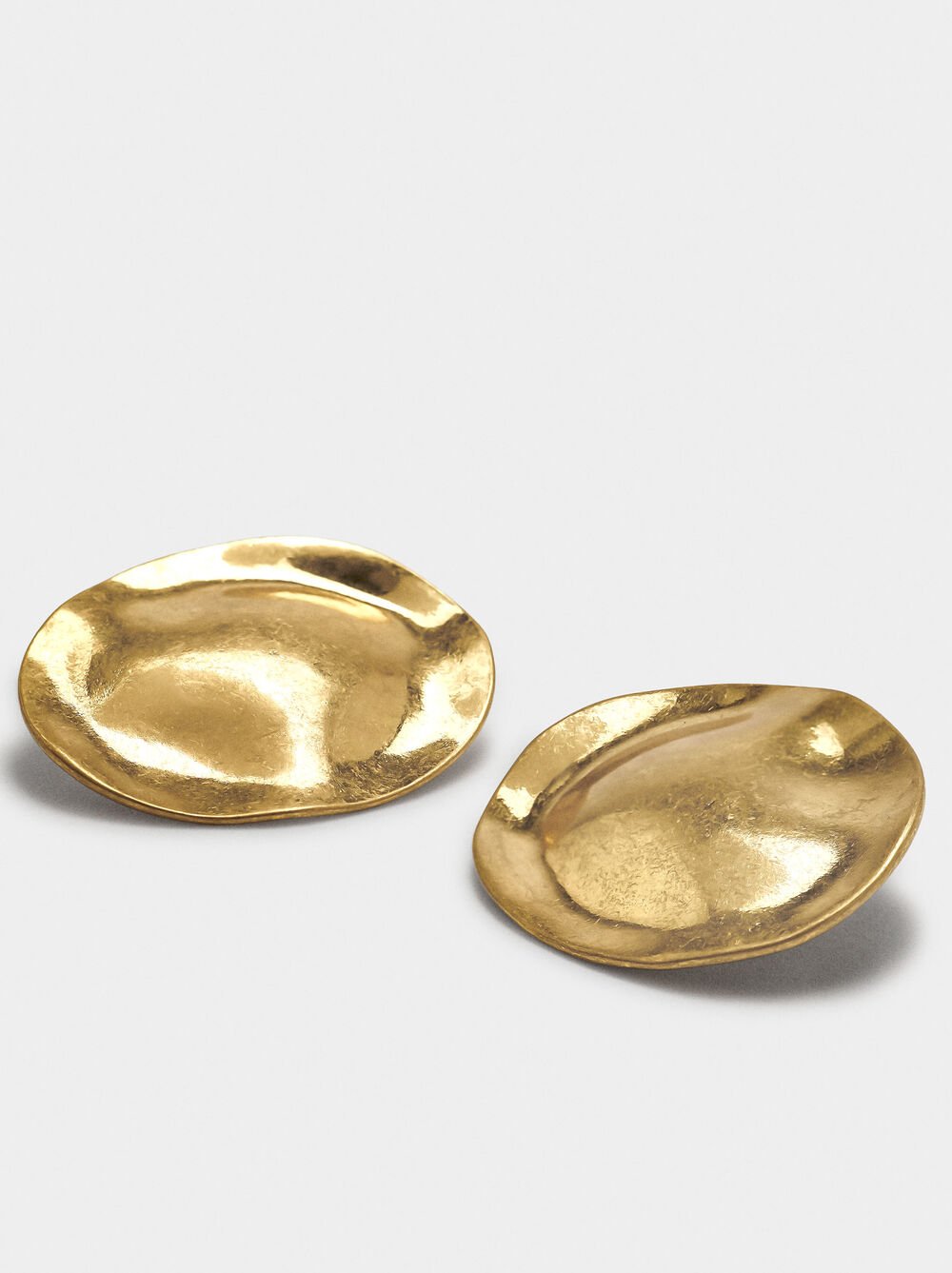 Round earrings with embossed