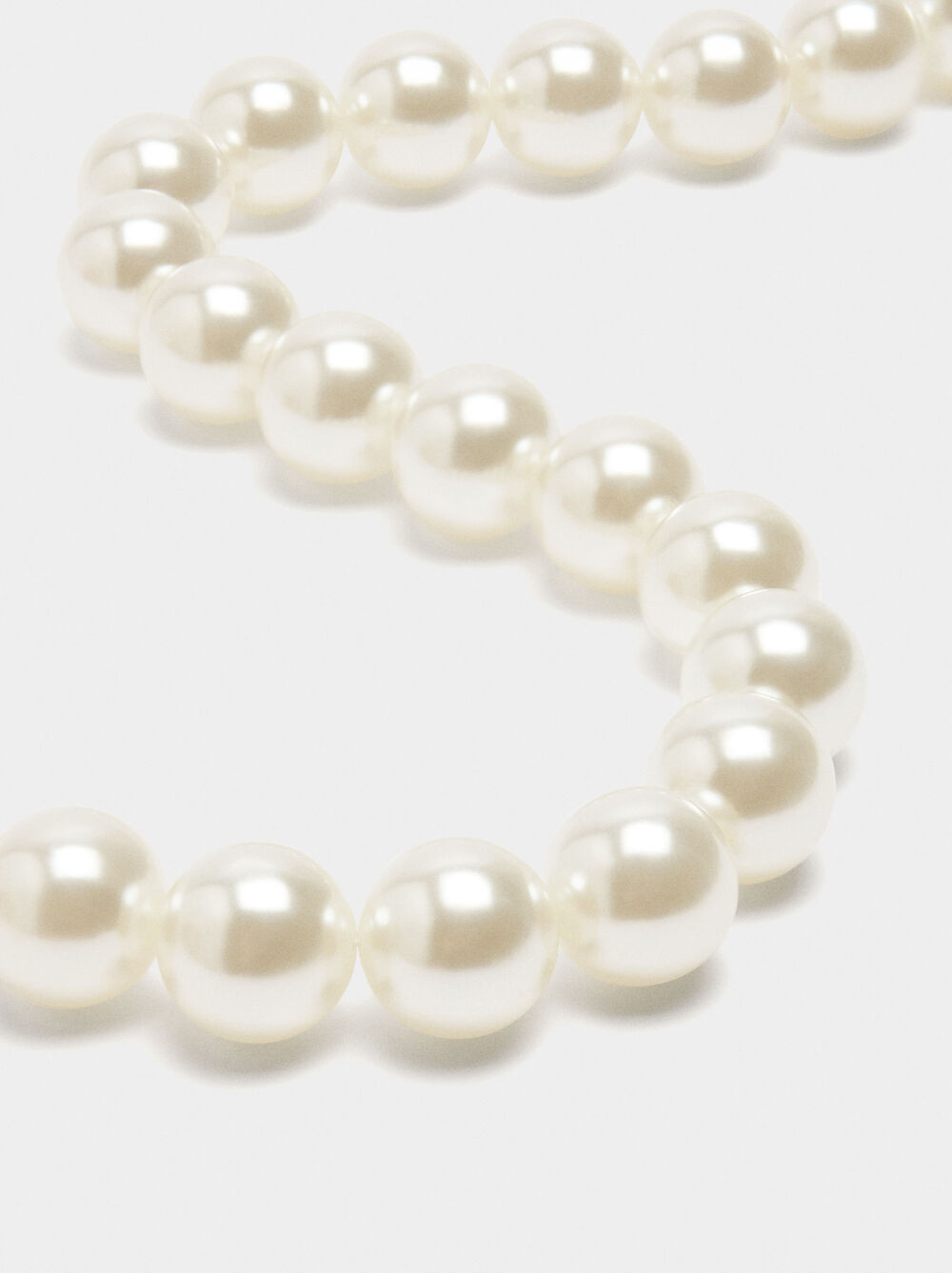 Short necklace of pearls