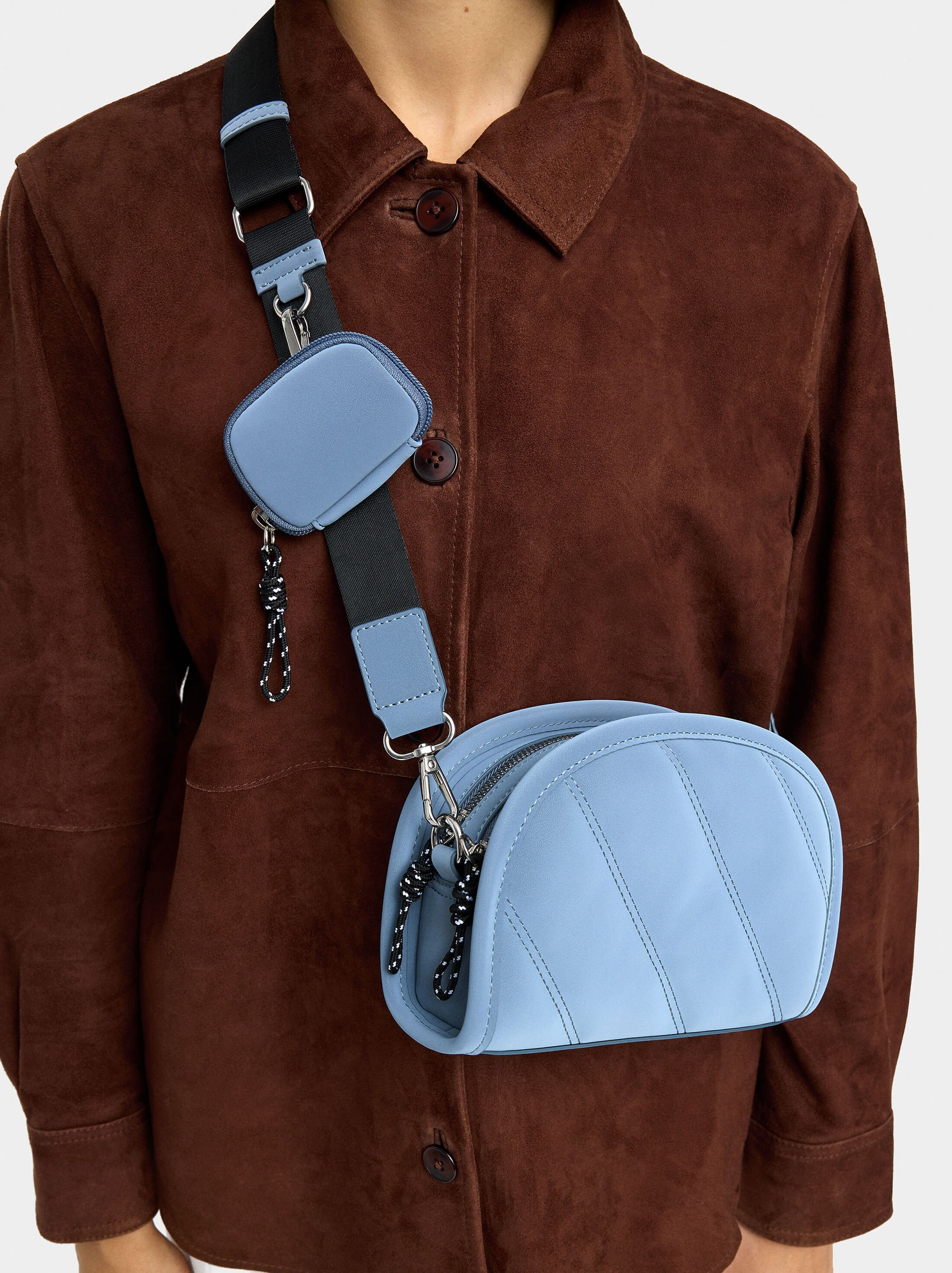 Bossa bandolera amb textura suau i penjoll image number 1.0