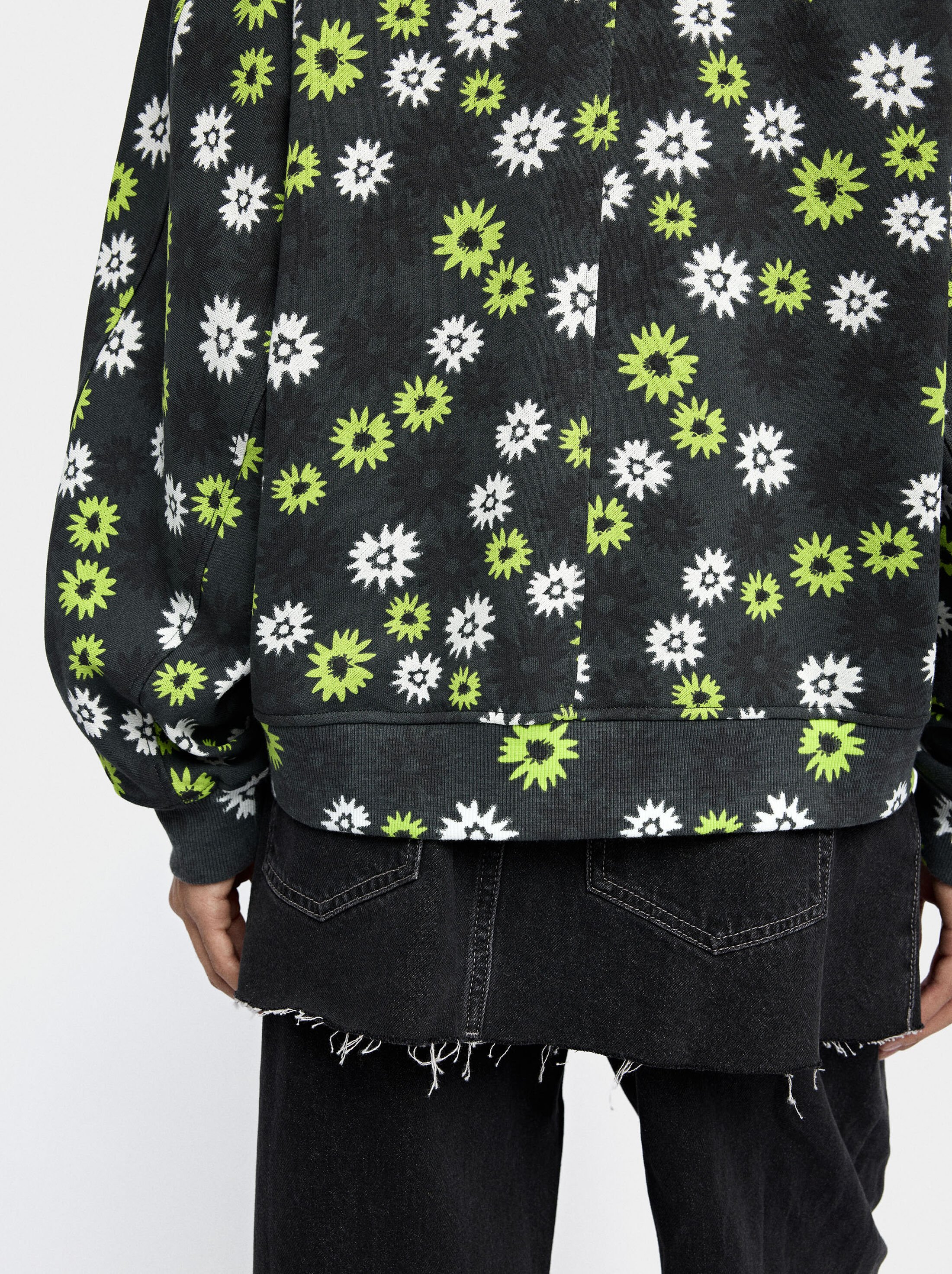 Sweatshirt with polka dots image number 3.0