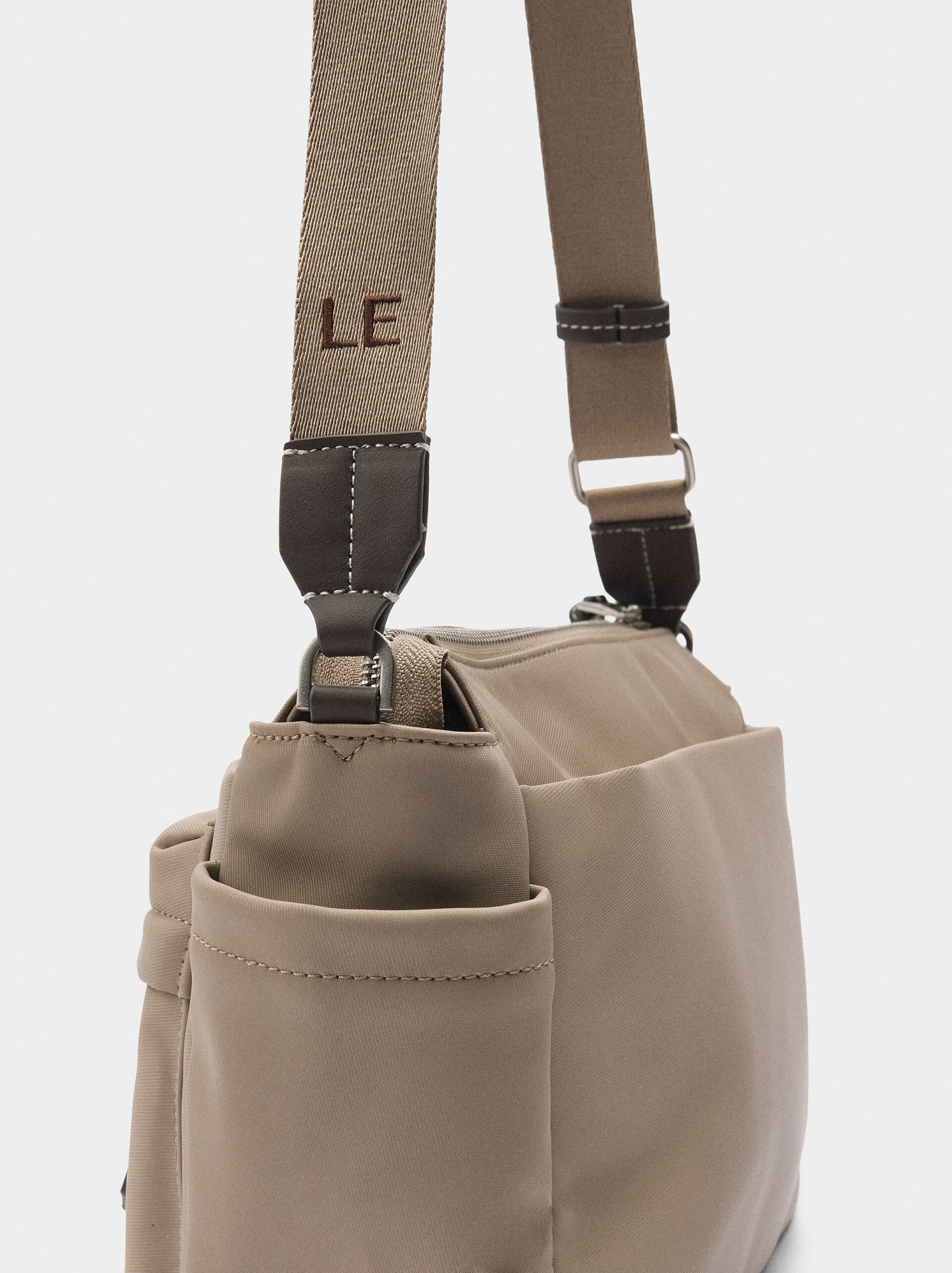 Bolso bandolera efecto nylon image number 2.0
