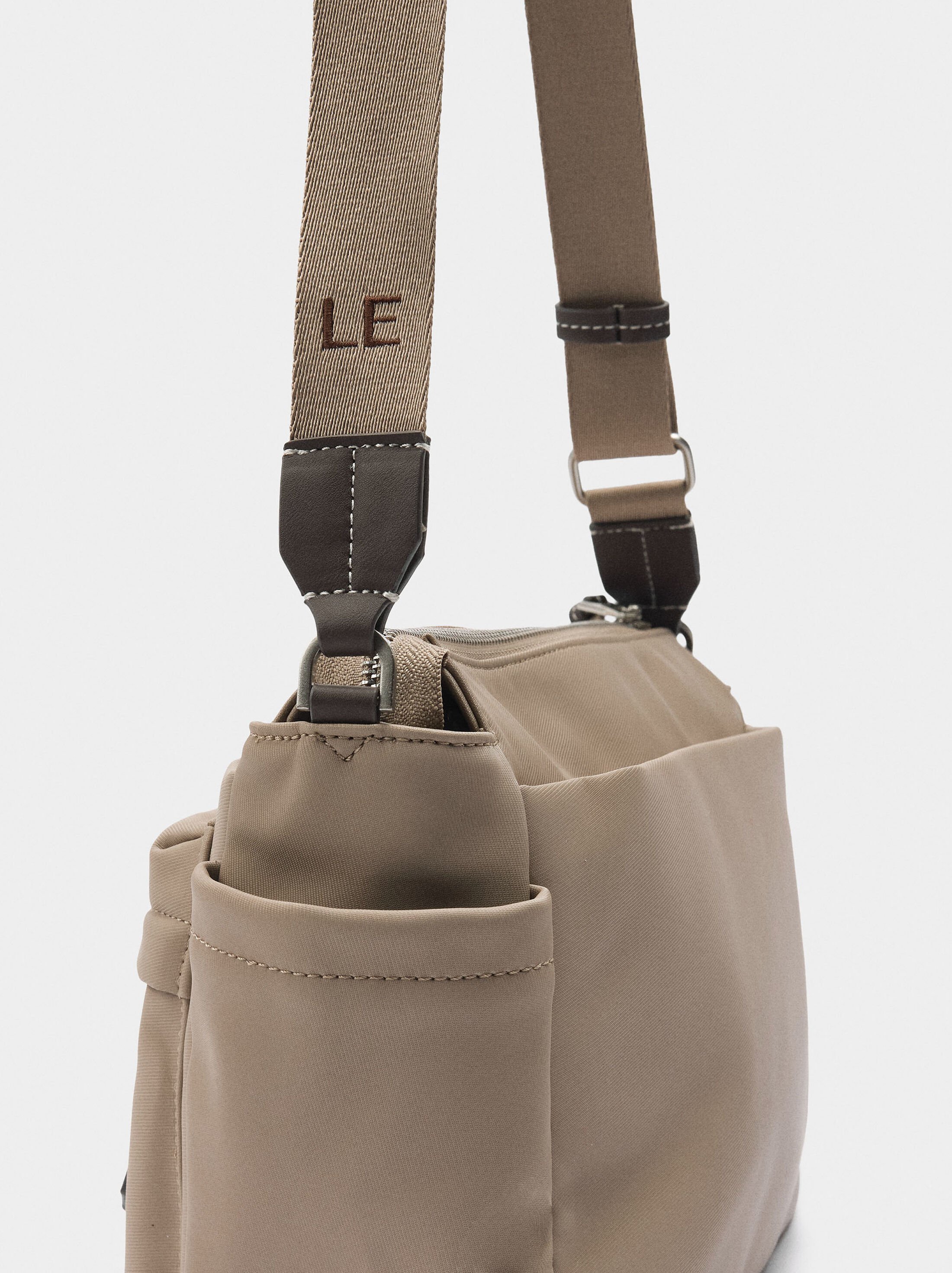 Bossa bandolera de efecto niló image number 2.0