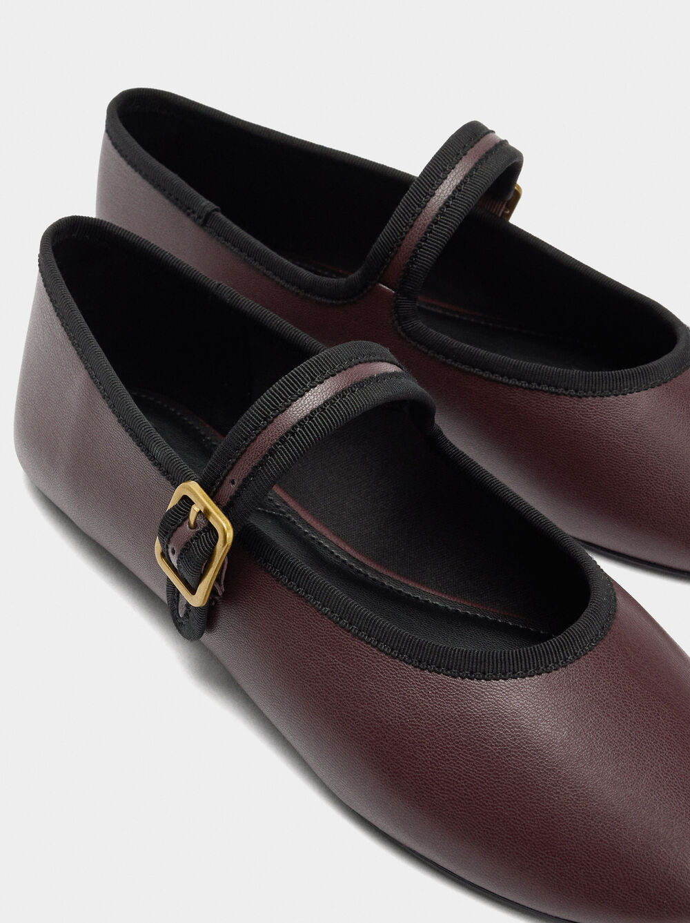 Ballet flats with strap and buckle