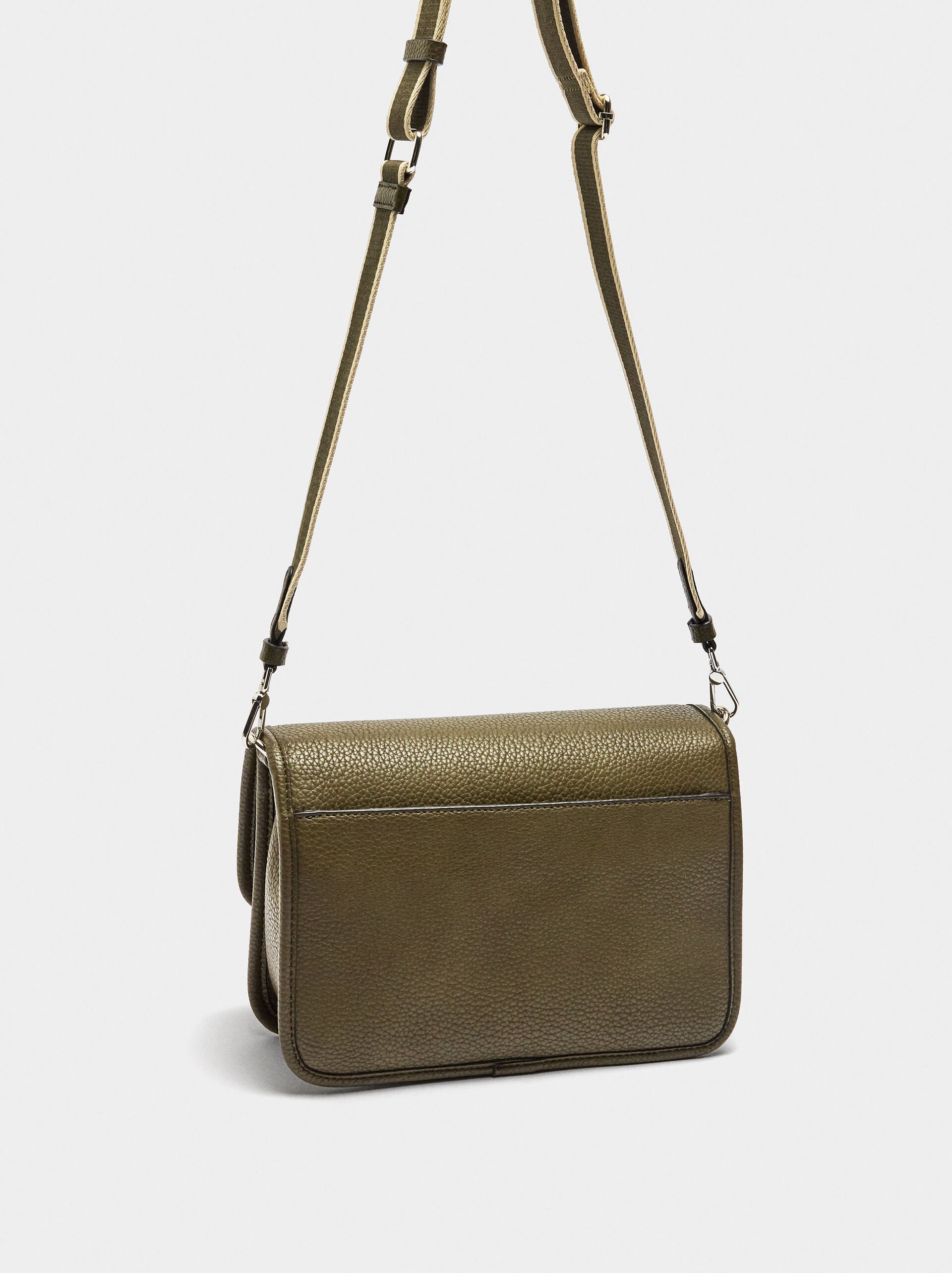 Bolso bandolera con textura y solapa image number 2.0