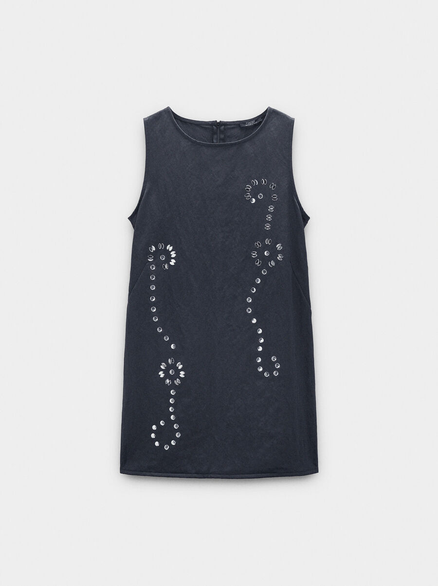 Vestido corto con detalles brillantes