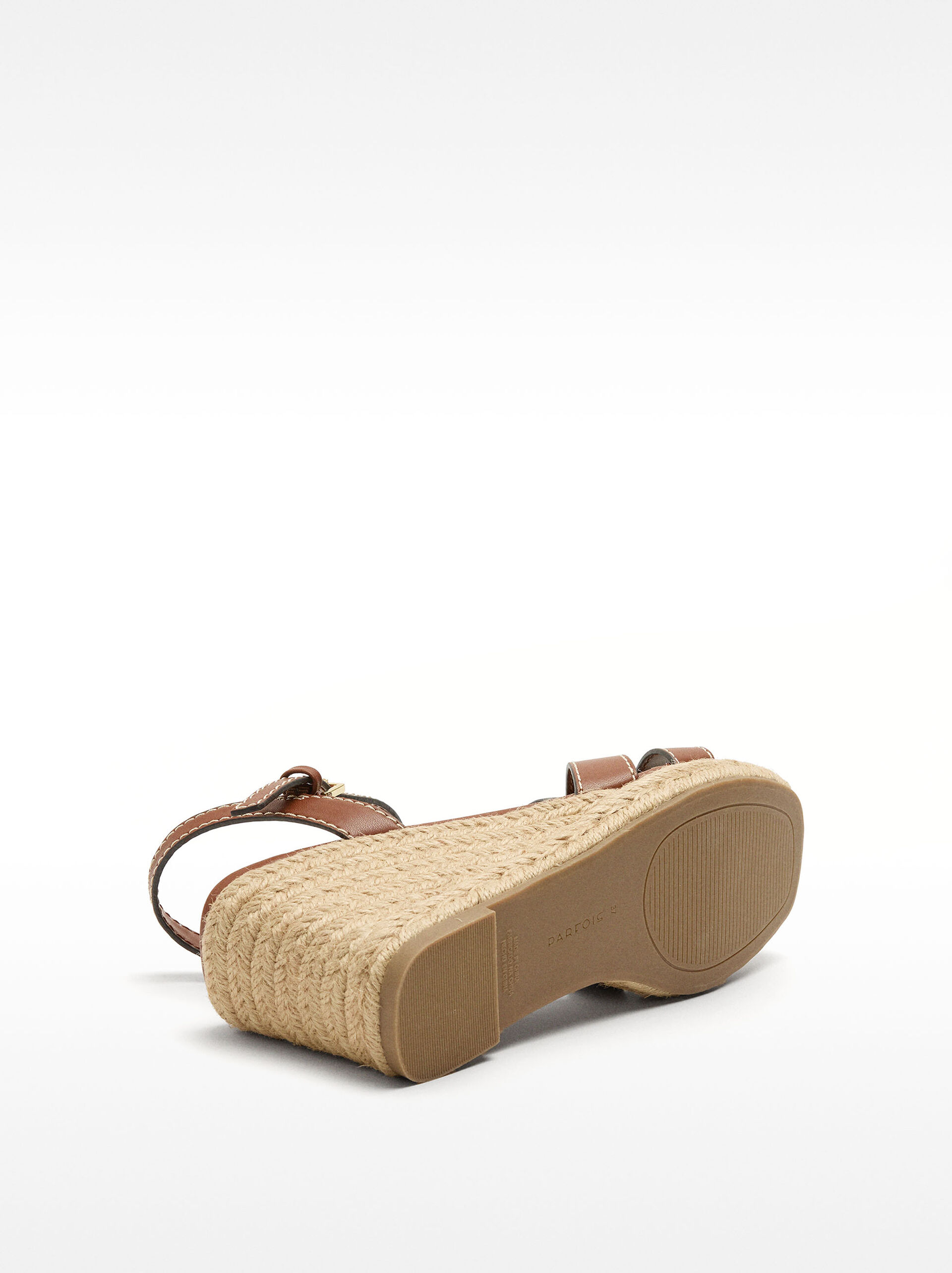 Wedge sandals with crossed straps image number 5.0