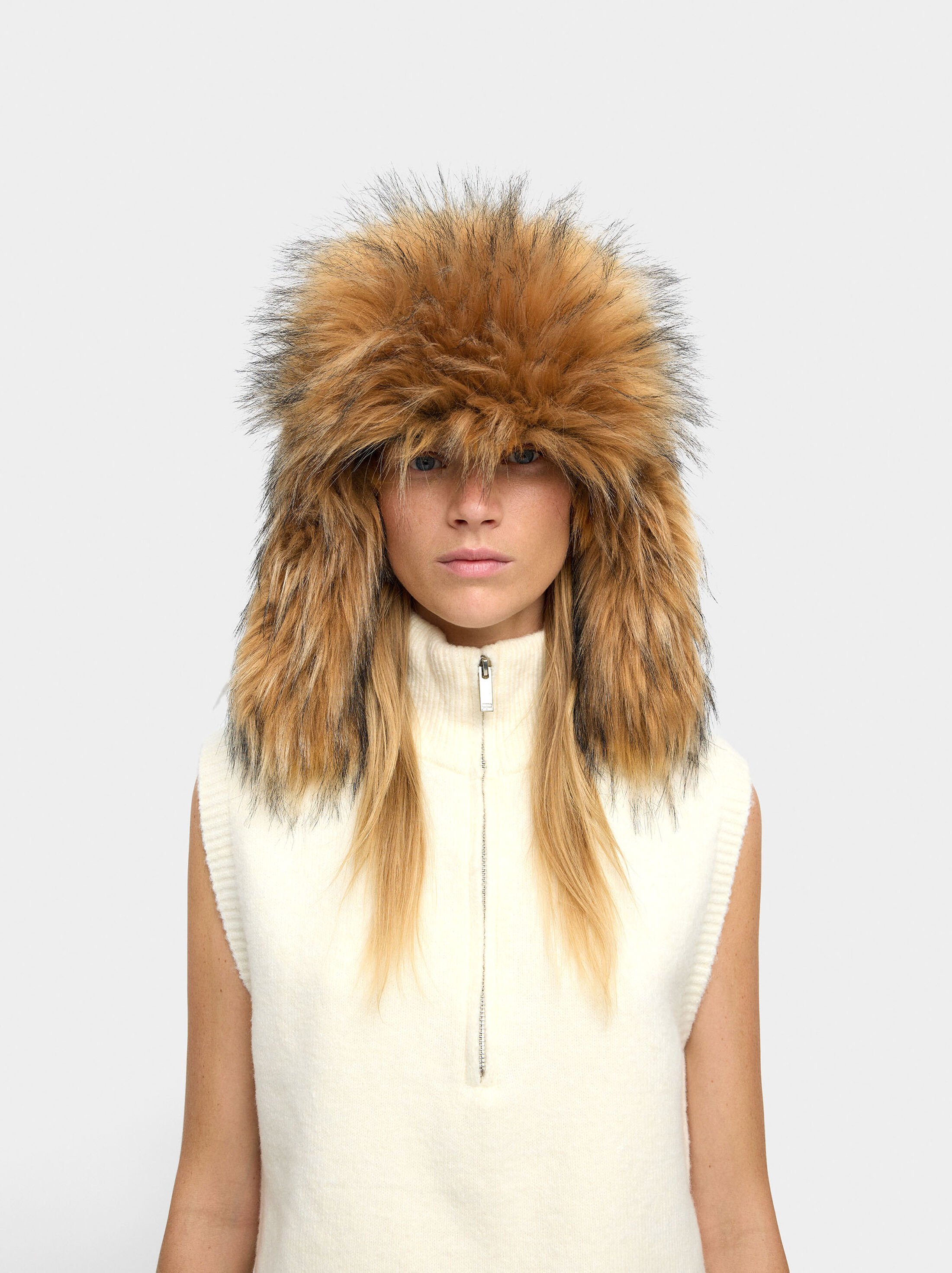 Long hat with fur effect image number 1.0