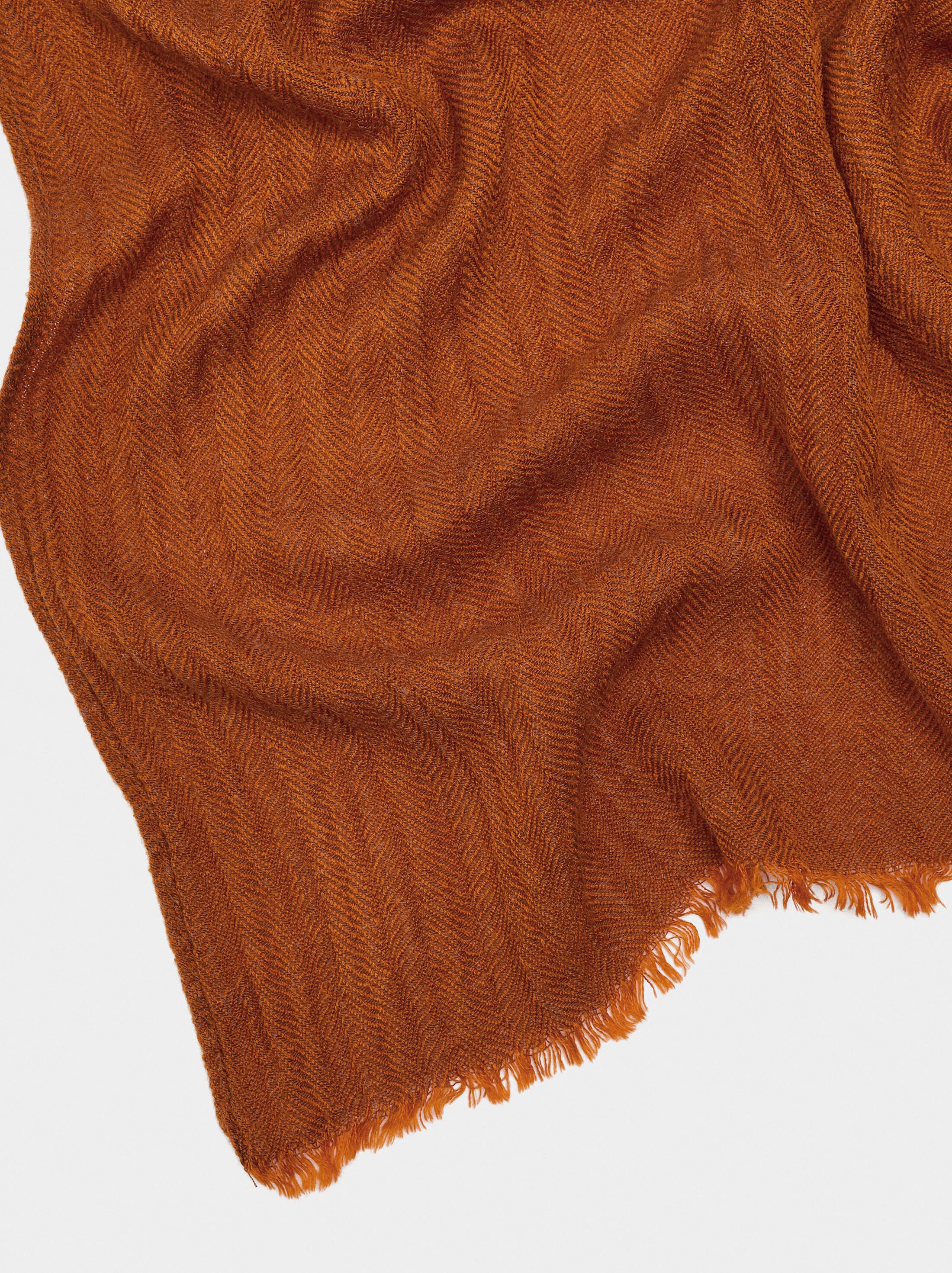 Pashmina llisa amb serrells desfets image number 1.0