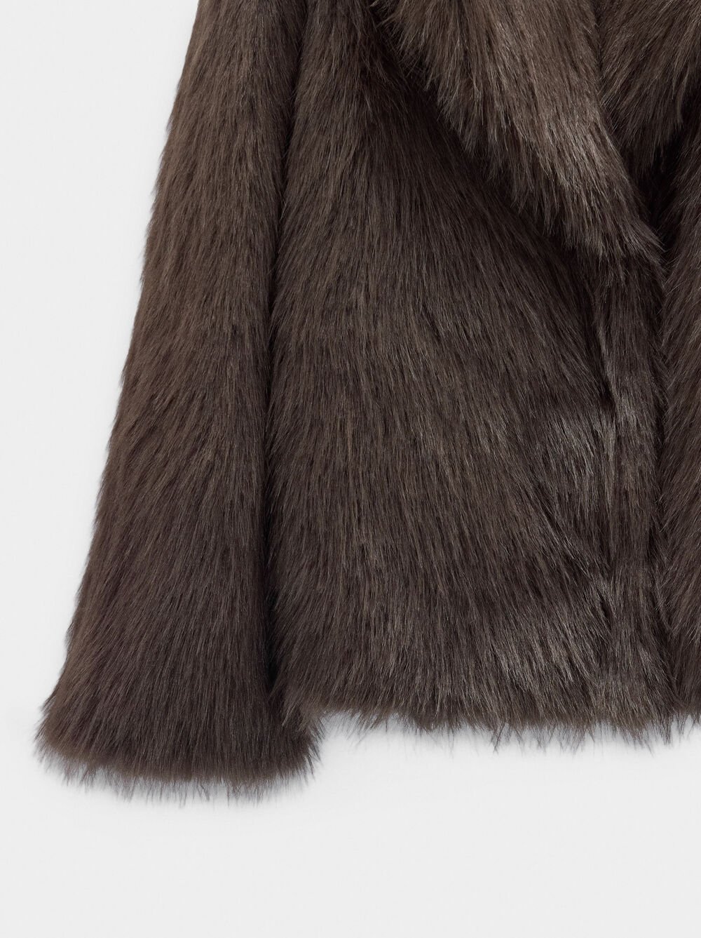 Voluminous coat with fur effect