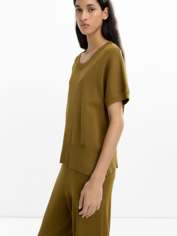 Knit sweater with round neckline